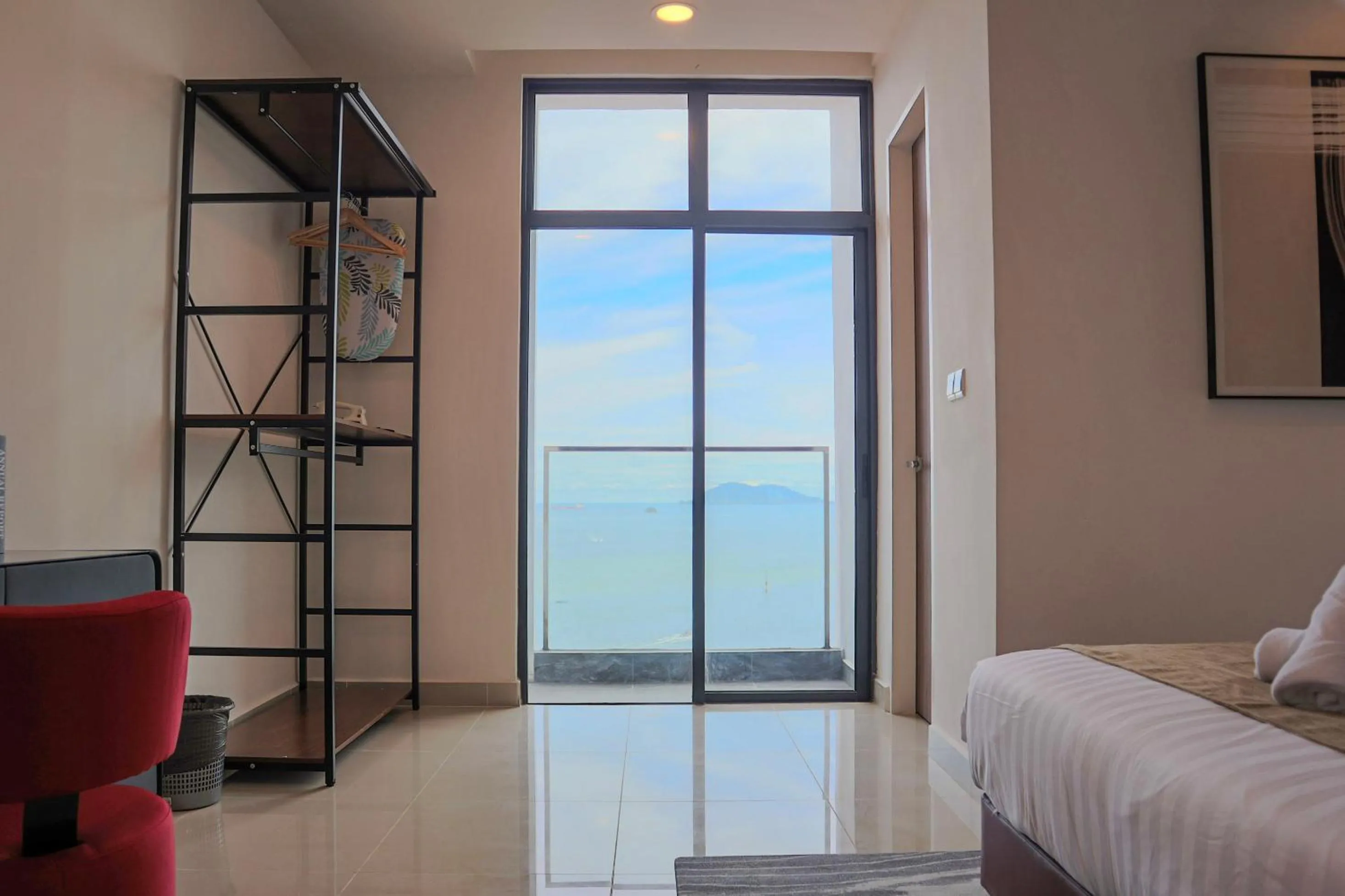 One-Bedroom Suite in Homesuite' Home at The Shore