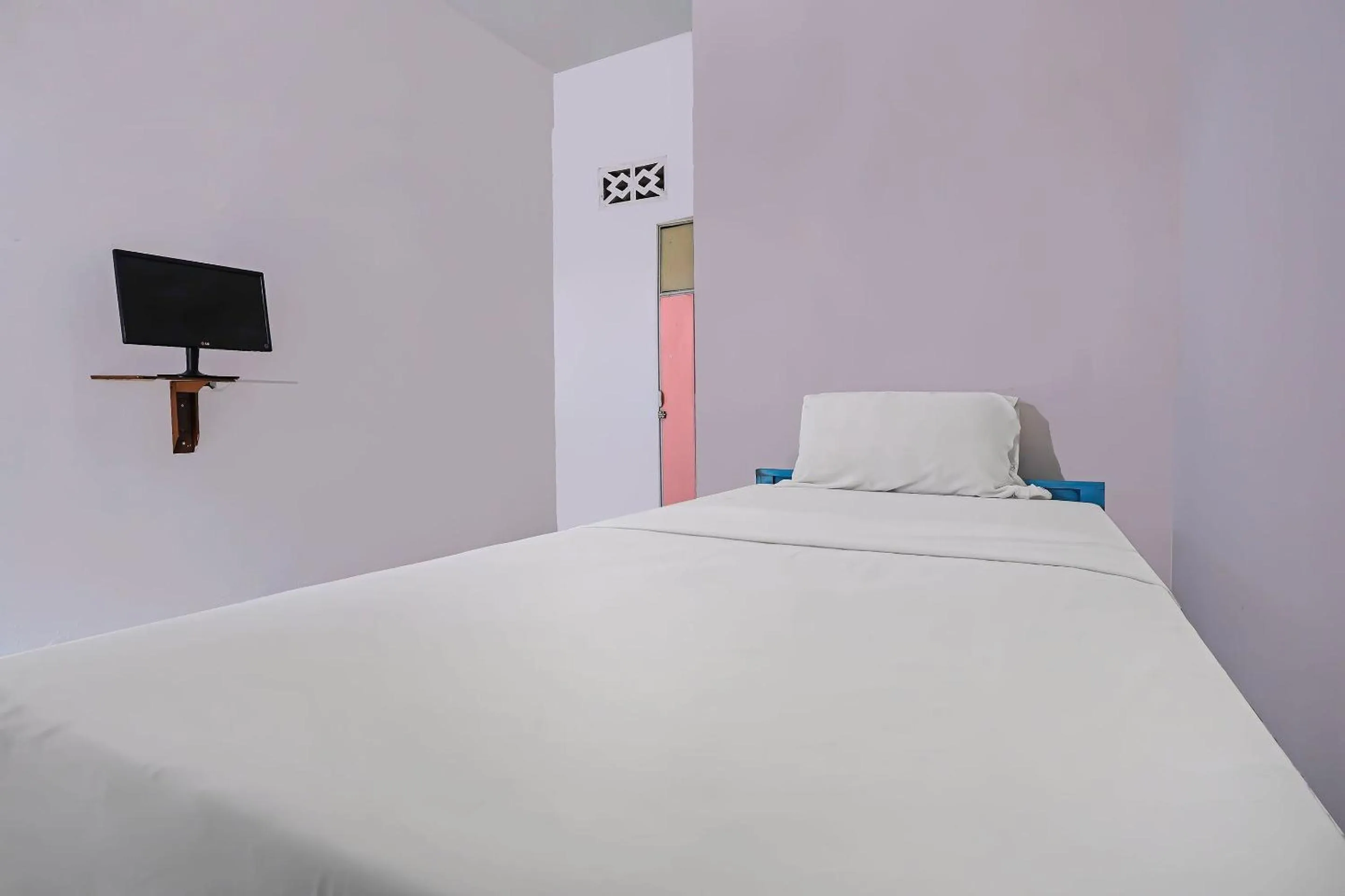 Bedroom, Bed in Hotel O City Kost Syariah