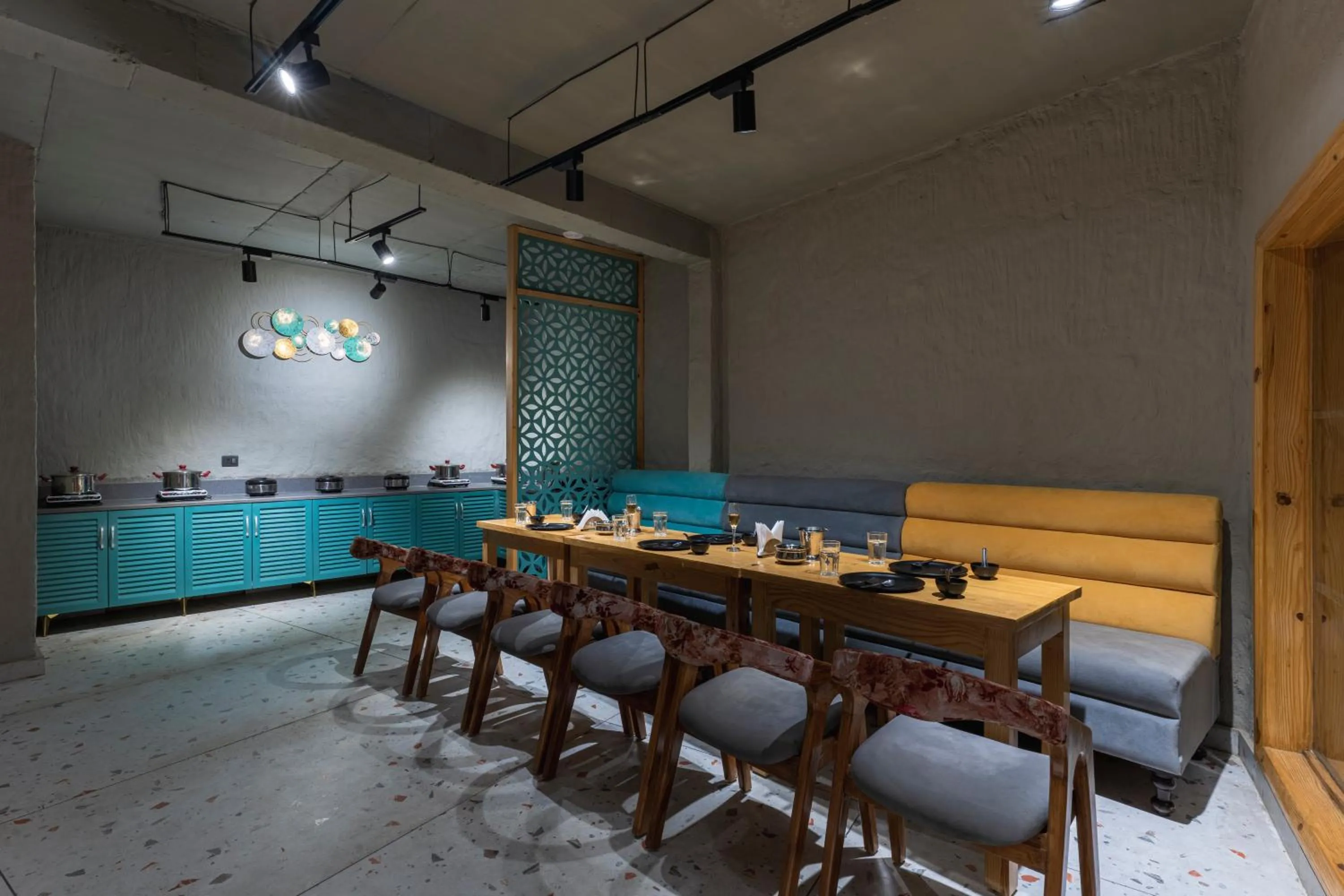 Restaurant/places to eat in Viable Inn by Vista Stays