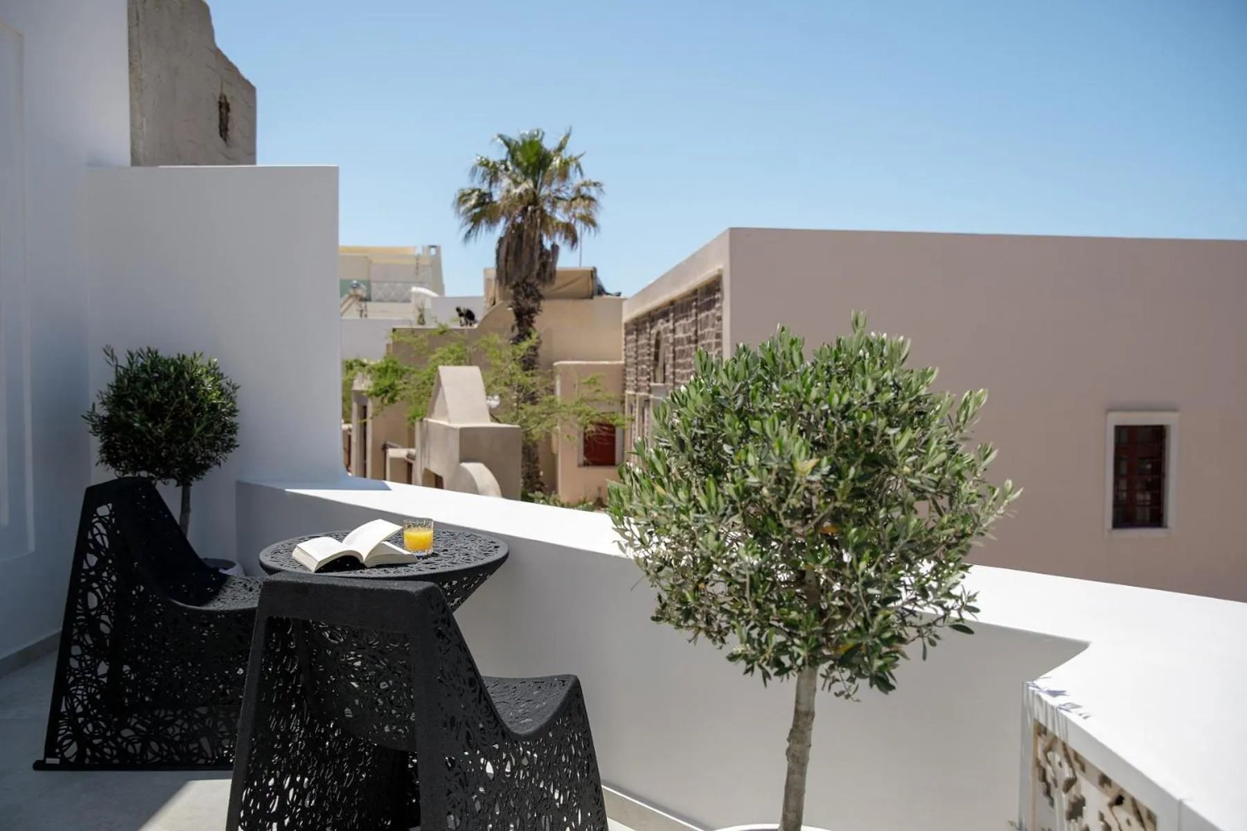 Day in La Madeleine Oia