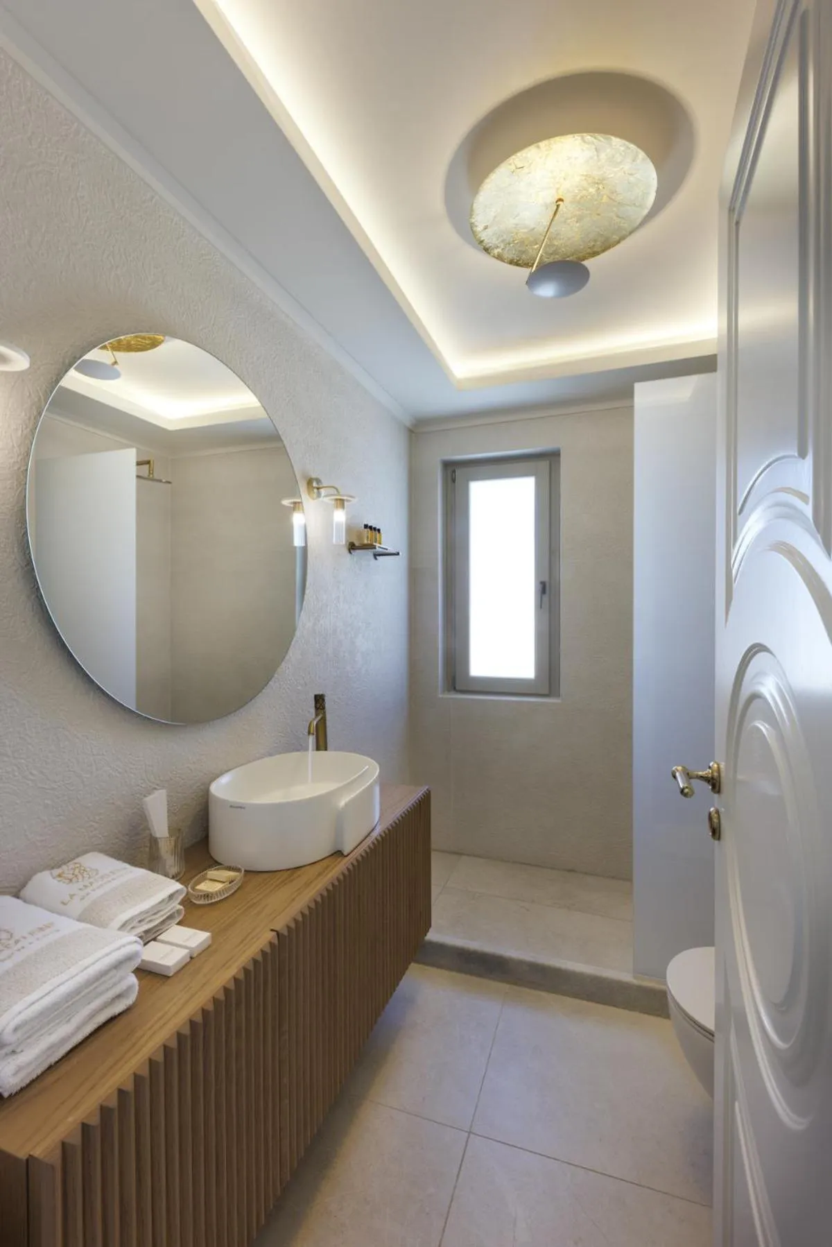 Shower in La Madeleine Oia