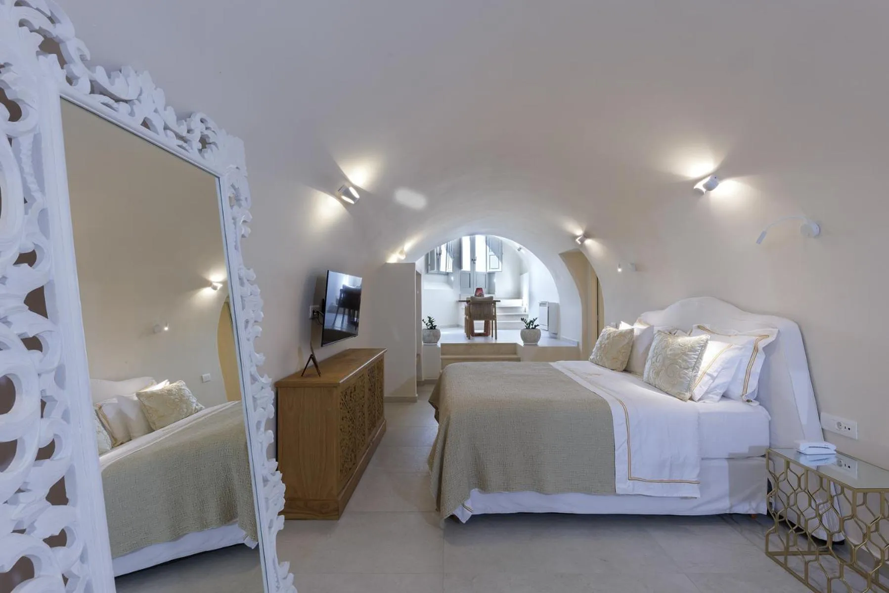 Bed in La Madeleine Oia