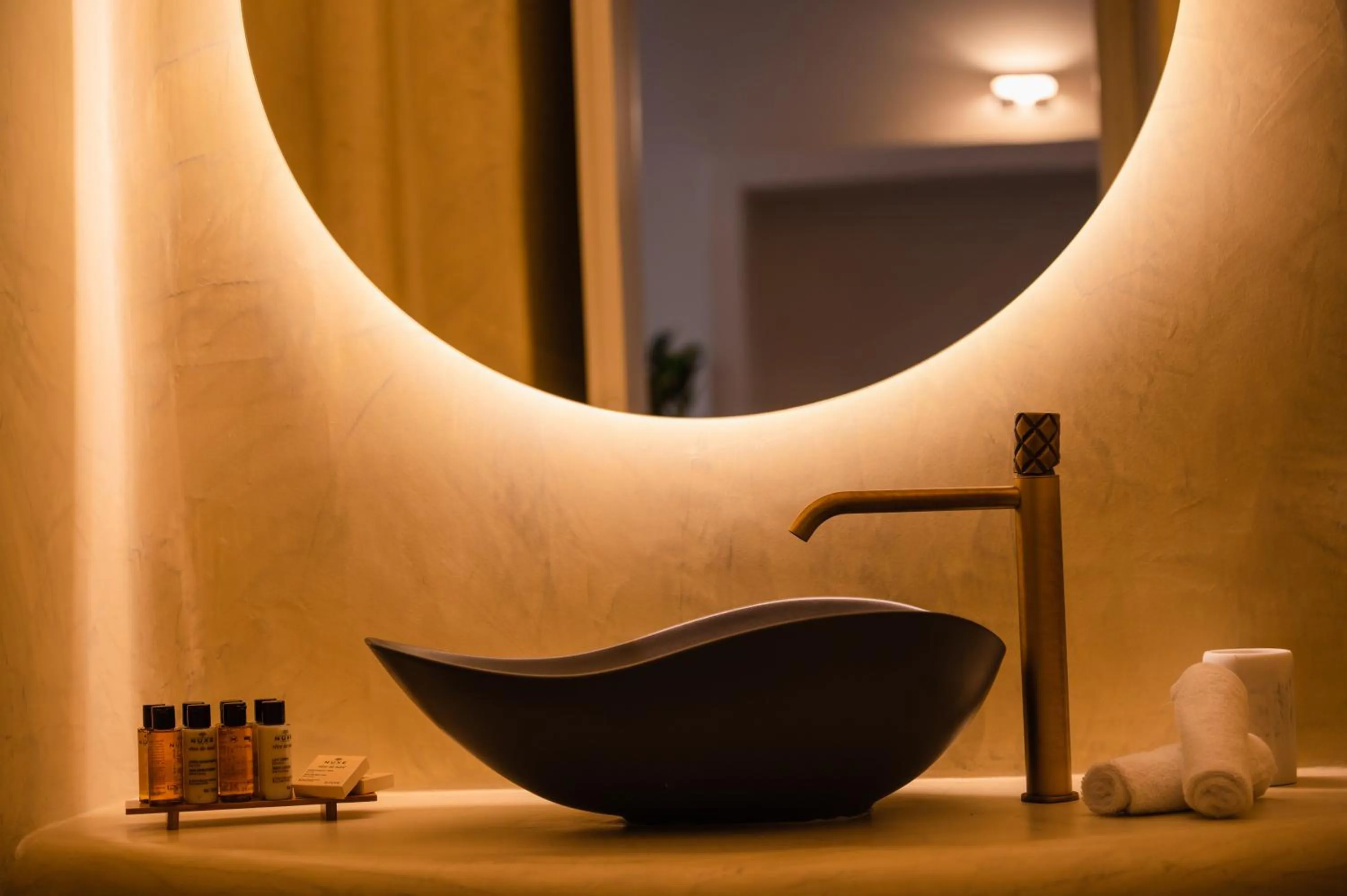 Toilet in La Madeleine Oia