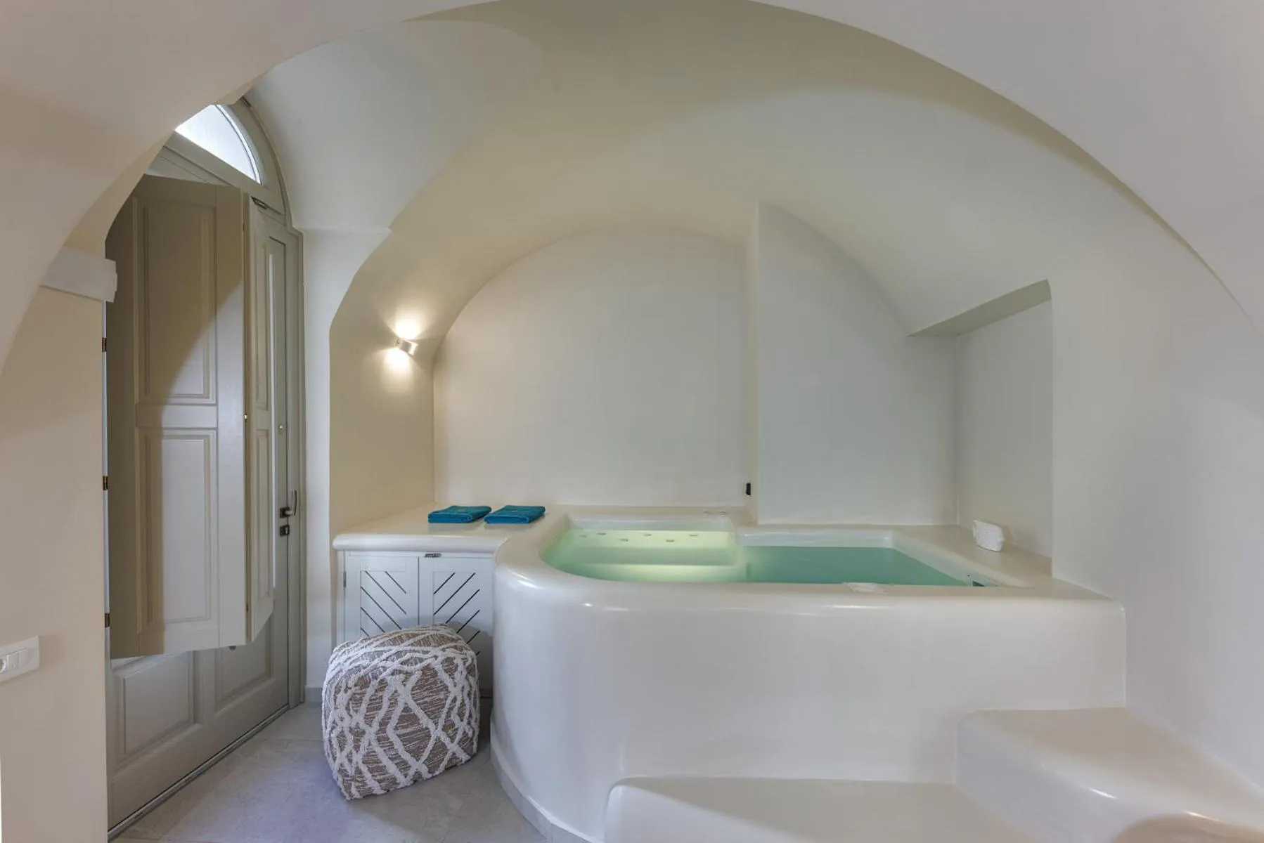 Hot Tub in La Madeleine Oia