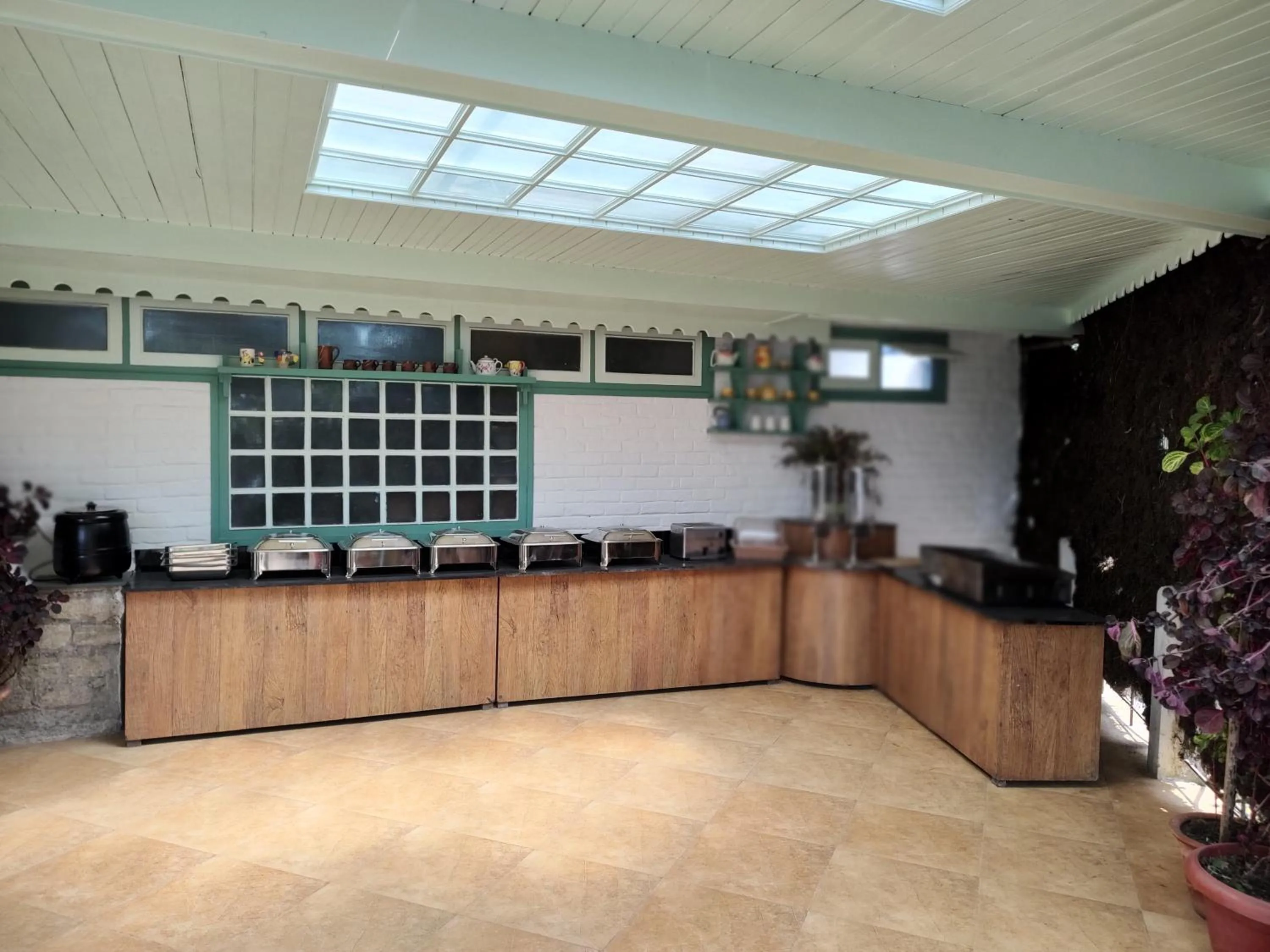 Buffet breakfast in Treenz Lite