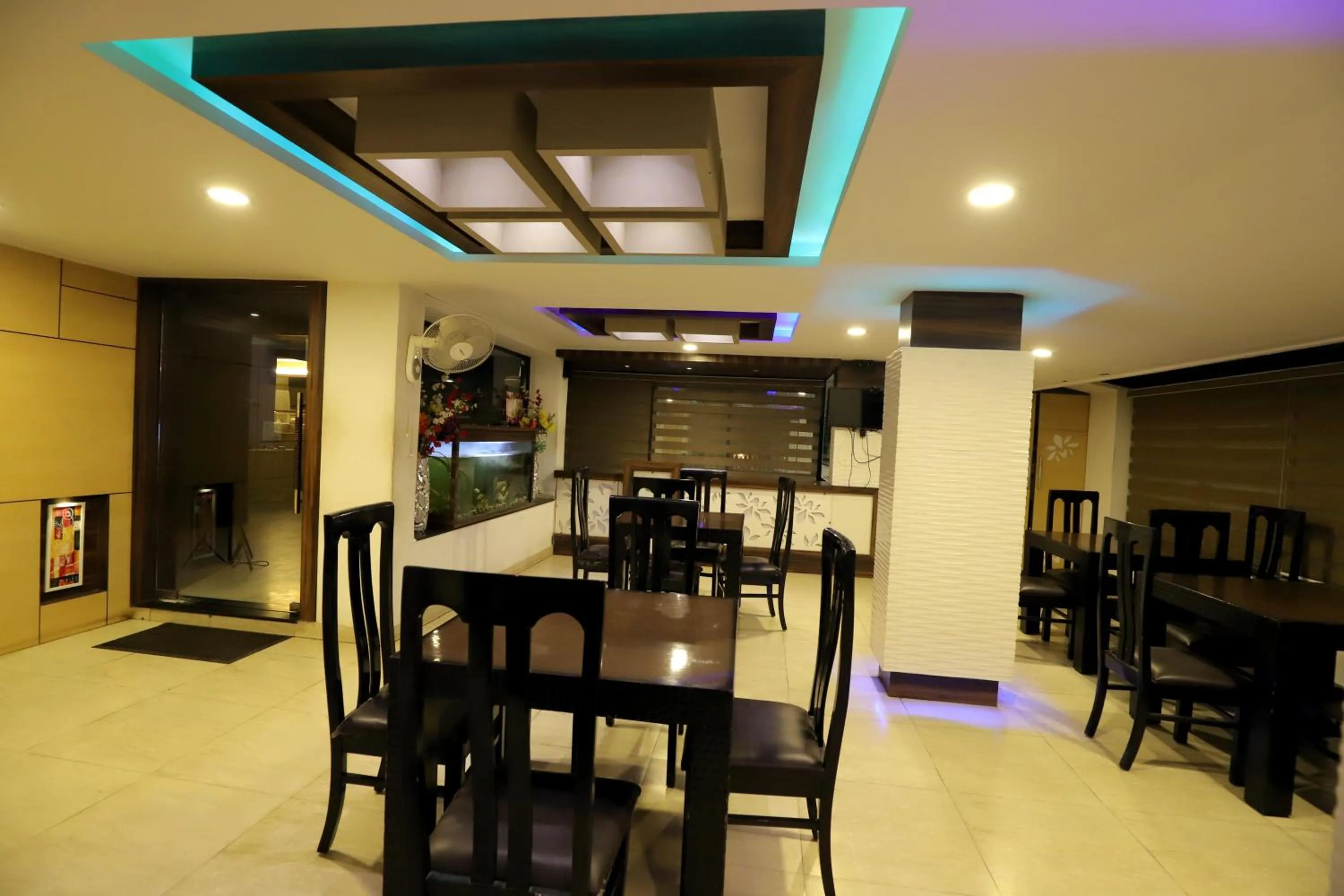 Restaurant/places to eat in Hotel Green View International