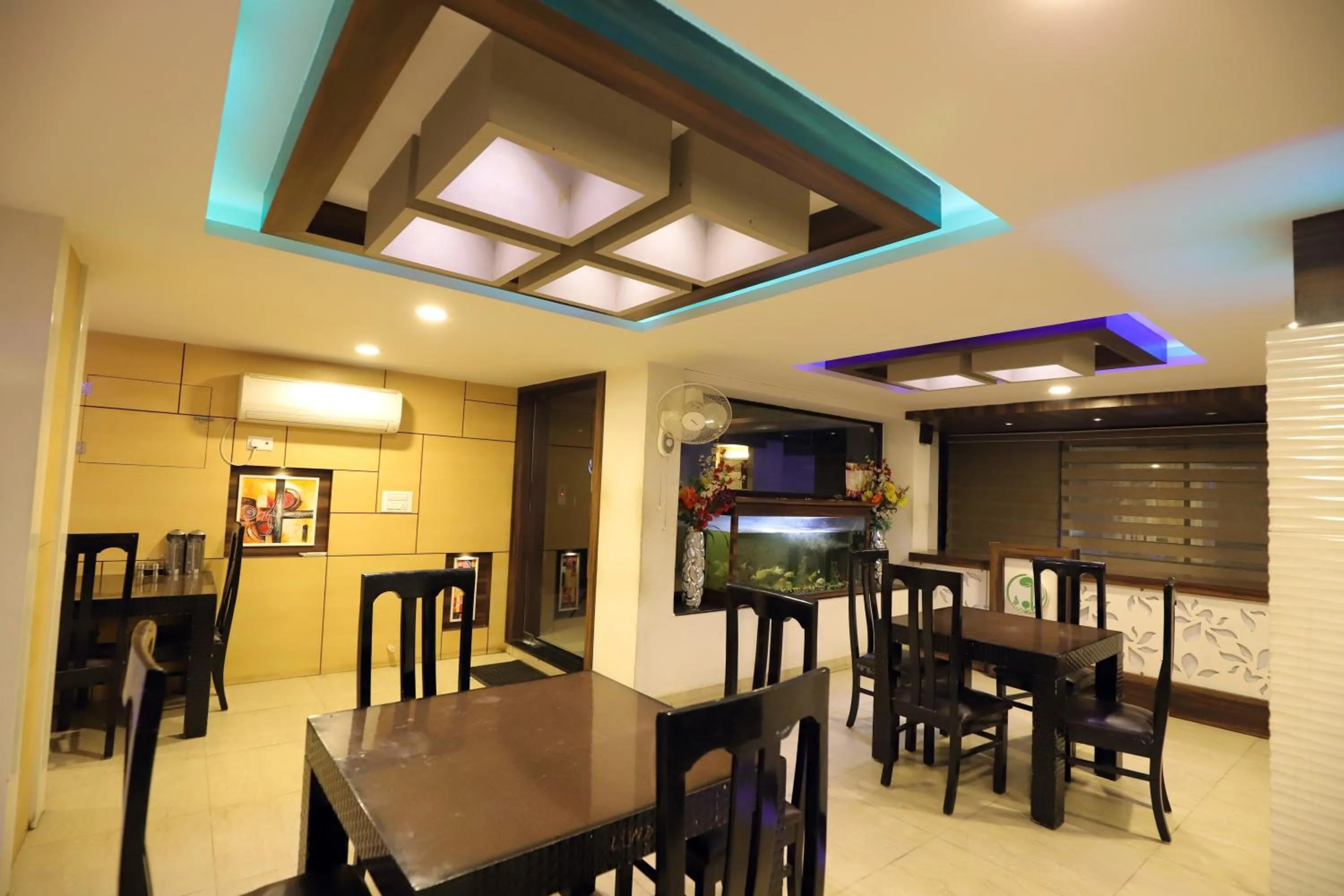 Restaurant/places to eat in Hotel Green View International