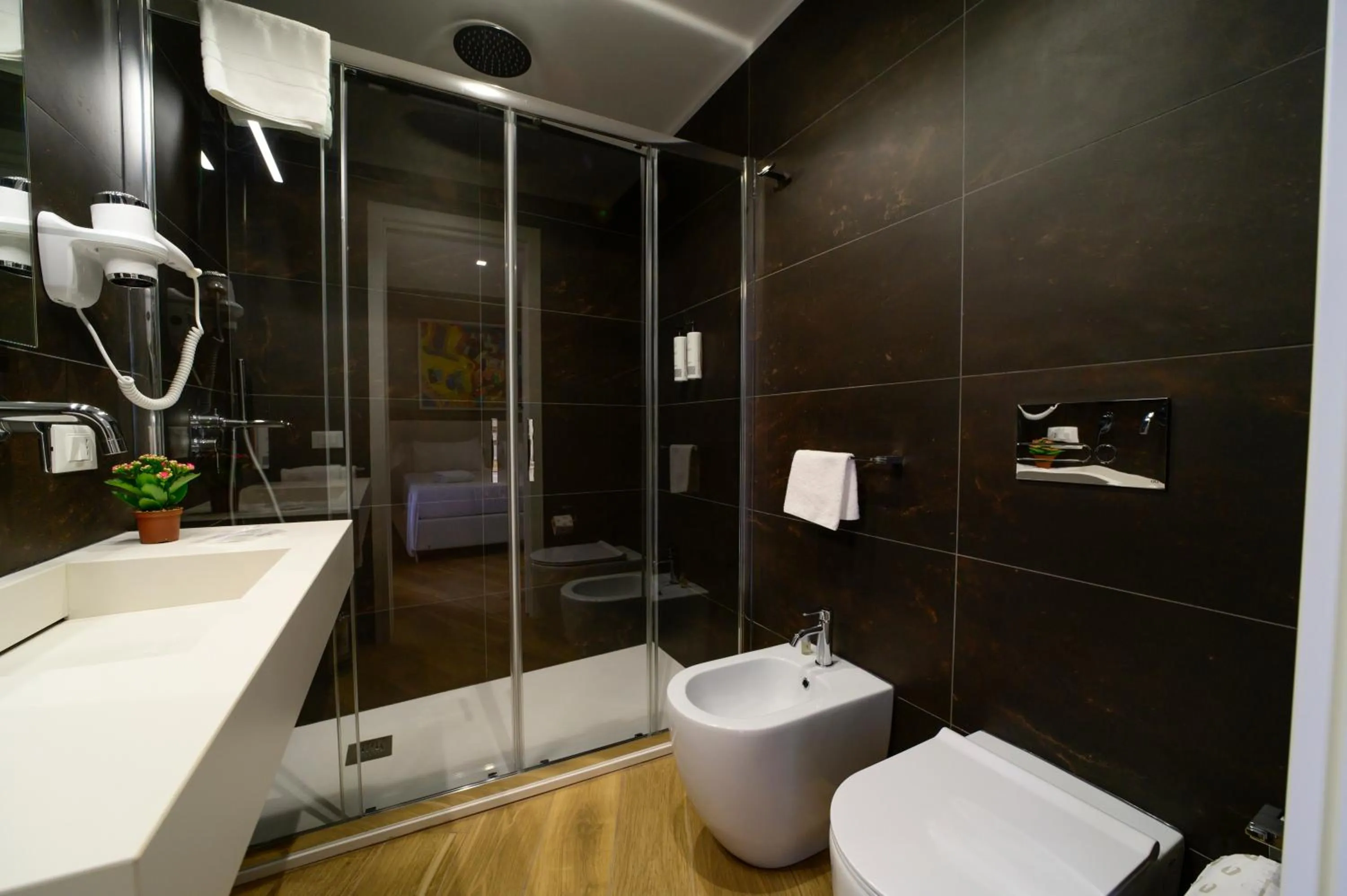 Shower in B&B Maqueda - Room & Suite