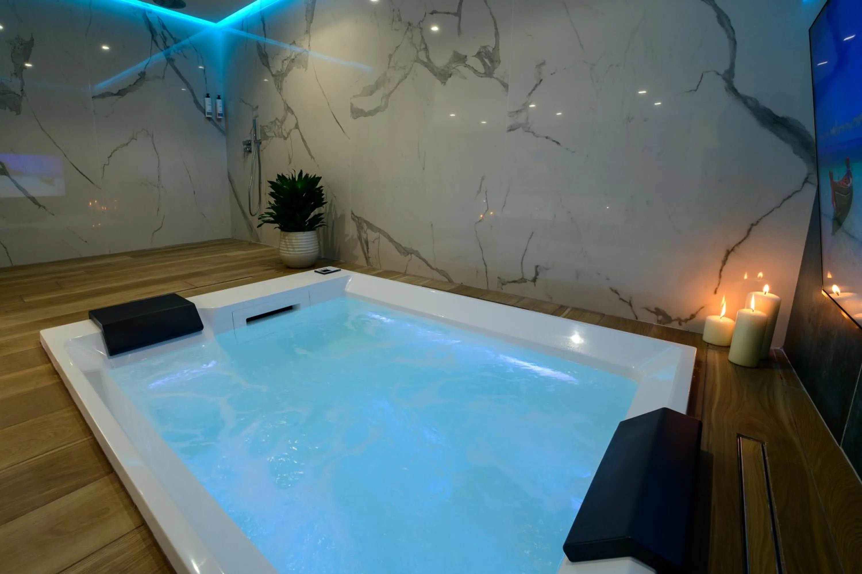 Swimming pool in B&B Maqueda - Room & Suite