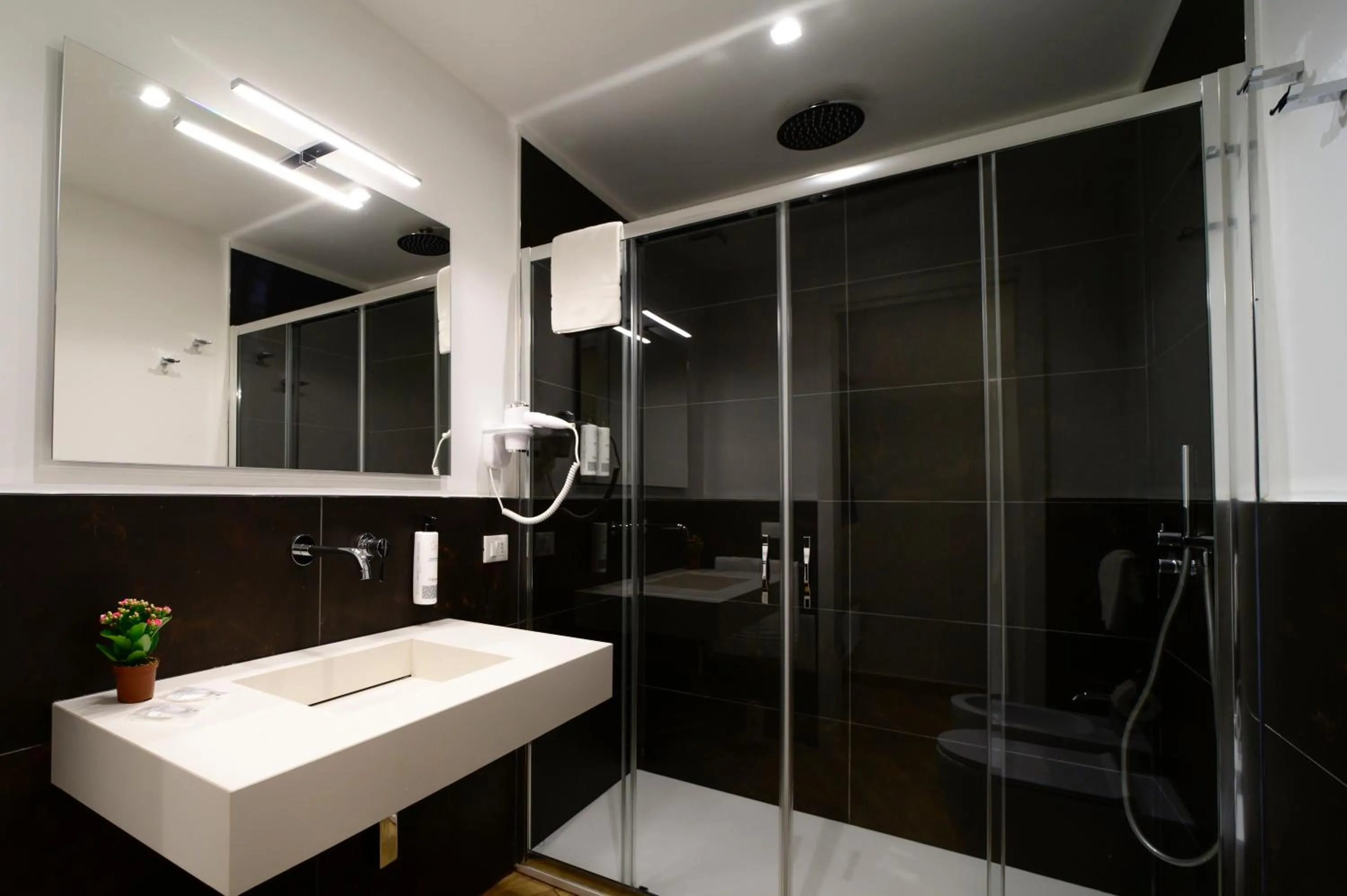 Shower in B&B Maqueda - Room & Suite