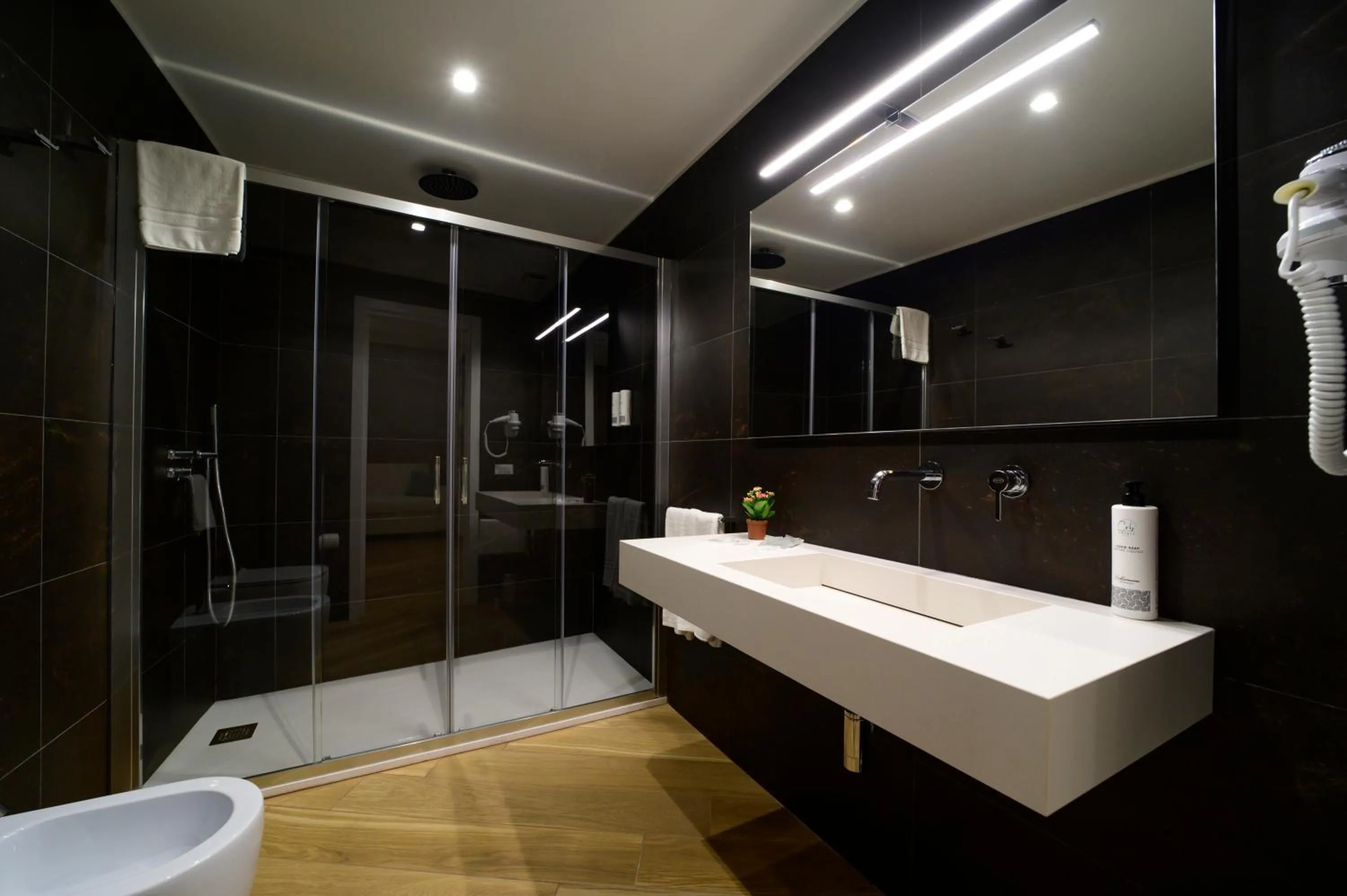 Shower in B&B Maqueda - Room & Suite