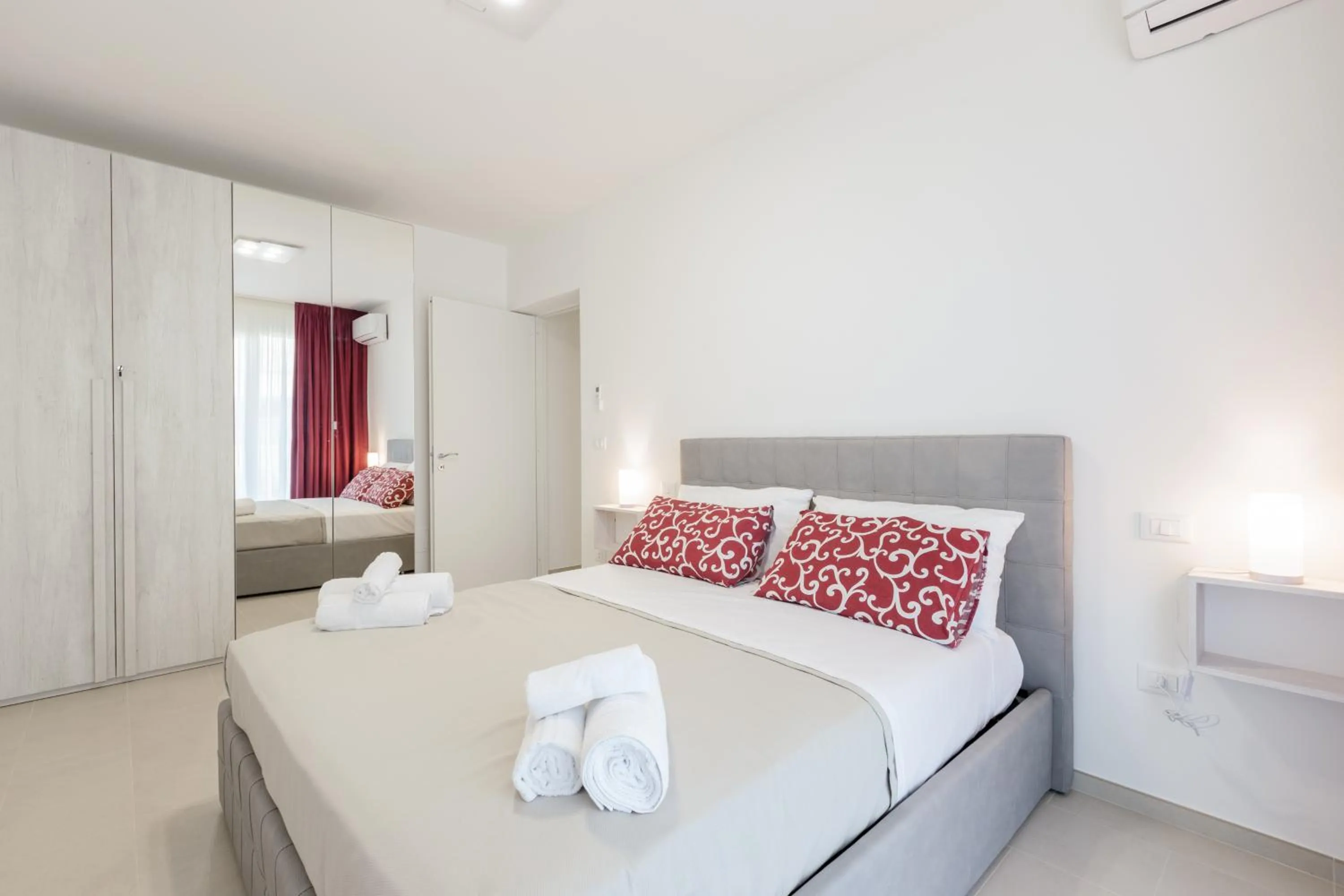 Villa Elena - Two Luxury Suites, garden & fast Wi-Fi near the Sea