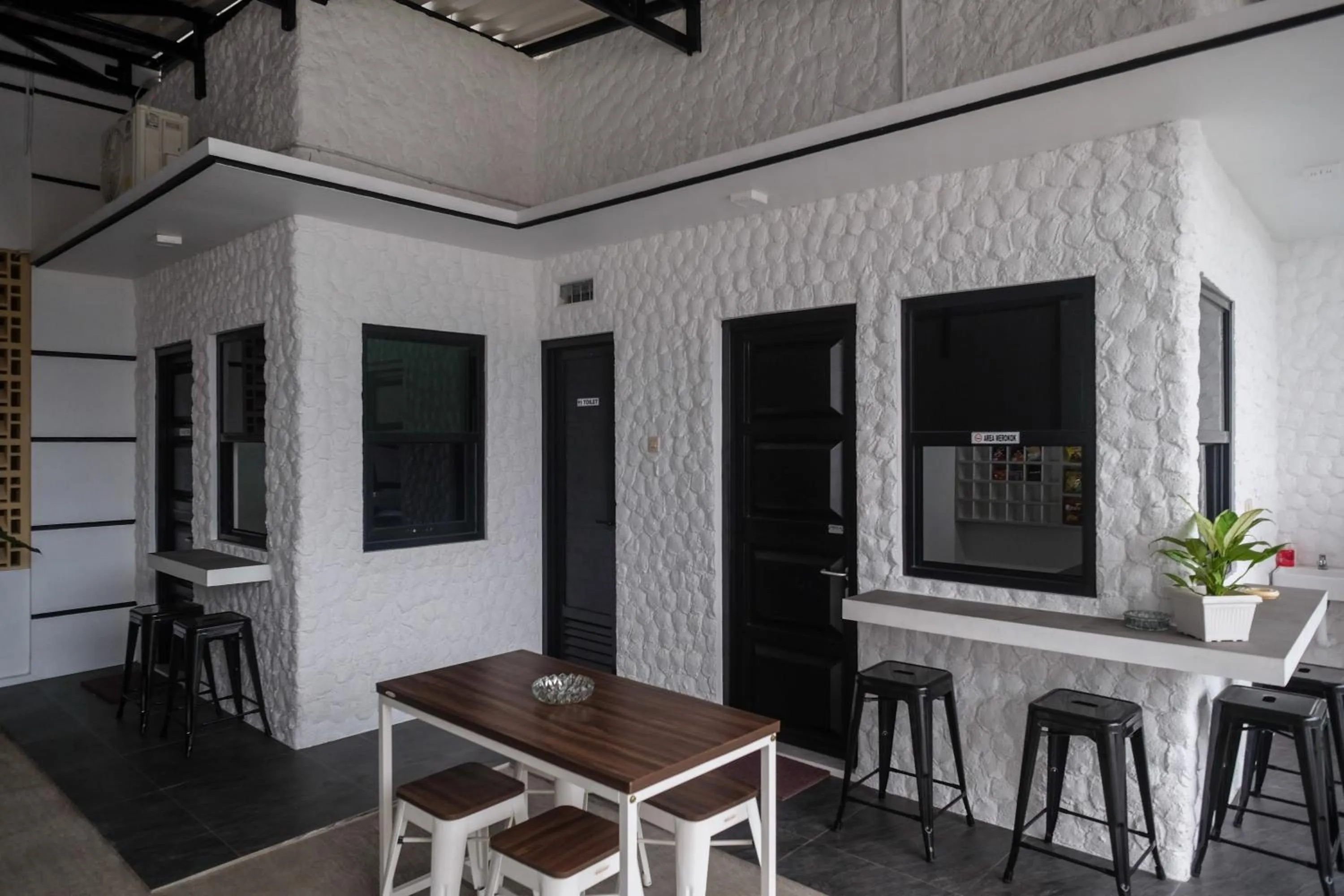 Seating area in RedDoorz Syariah near Perempatan Kartasura