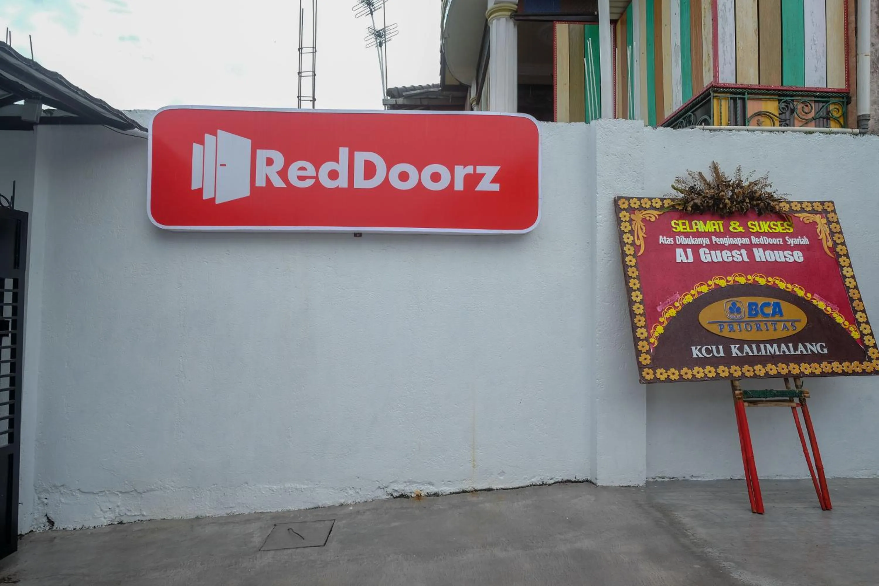 Property logo or sign in RedDoorz Syariah near Perempatan Kartasura
