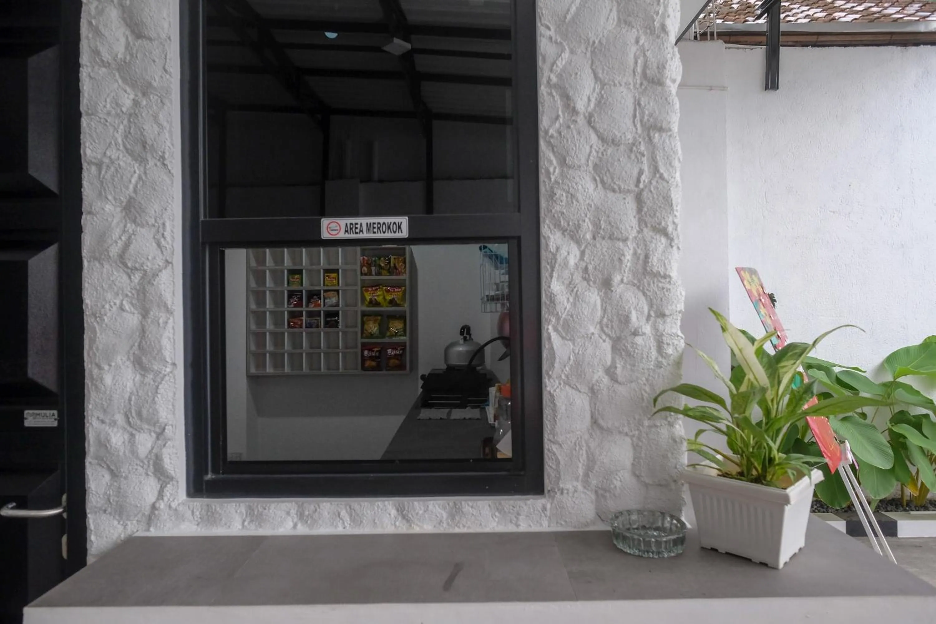 Facade/entrance in RedDoorz Syariah near Perempatan Kartasura