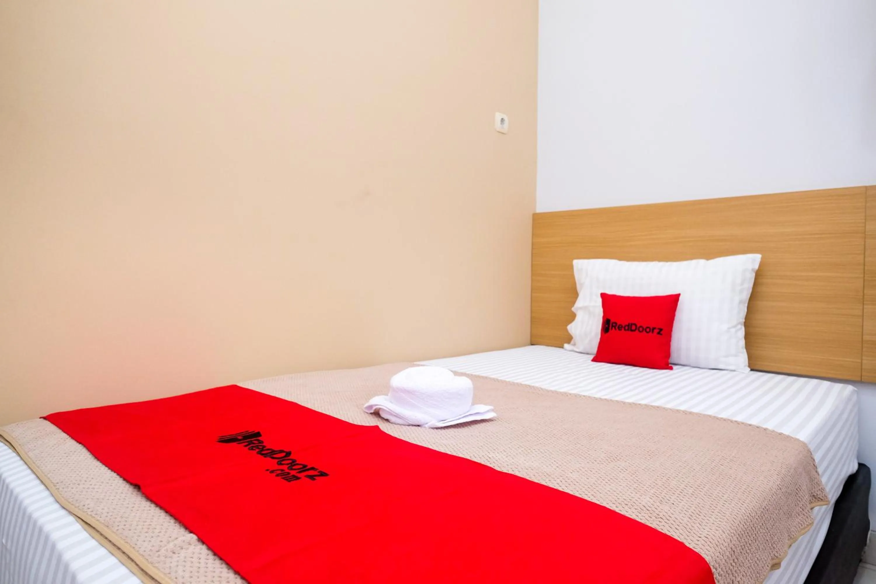 Bedroom, Bed in RedDoorz Syariah near Perempatan Kartasura