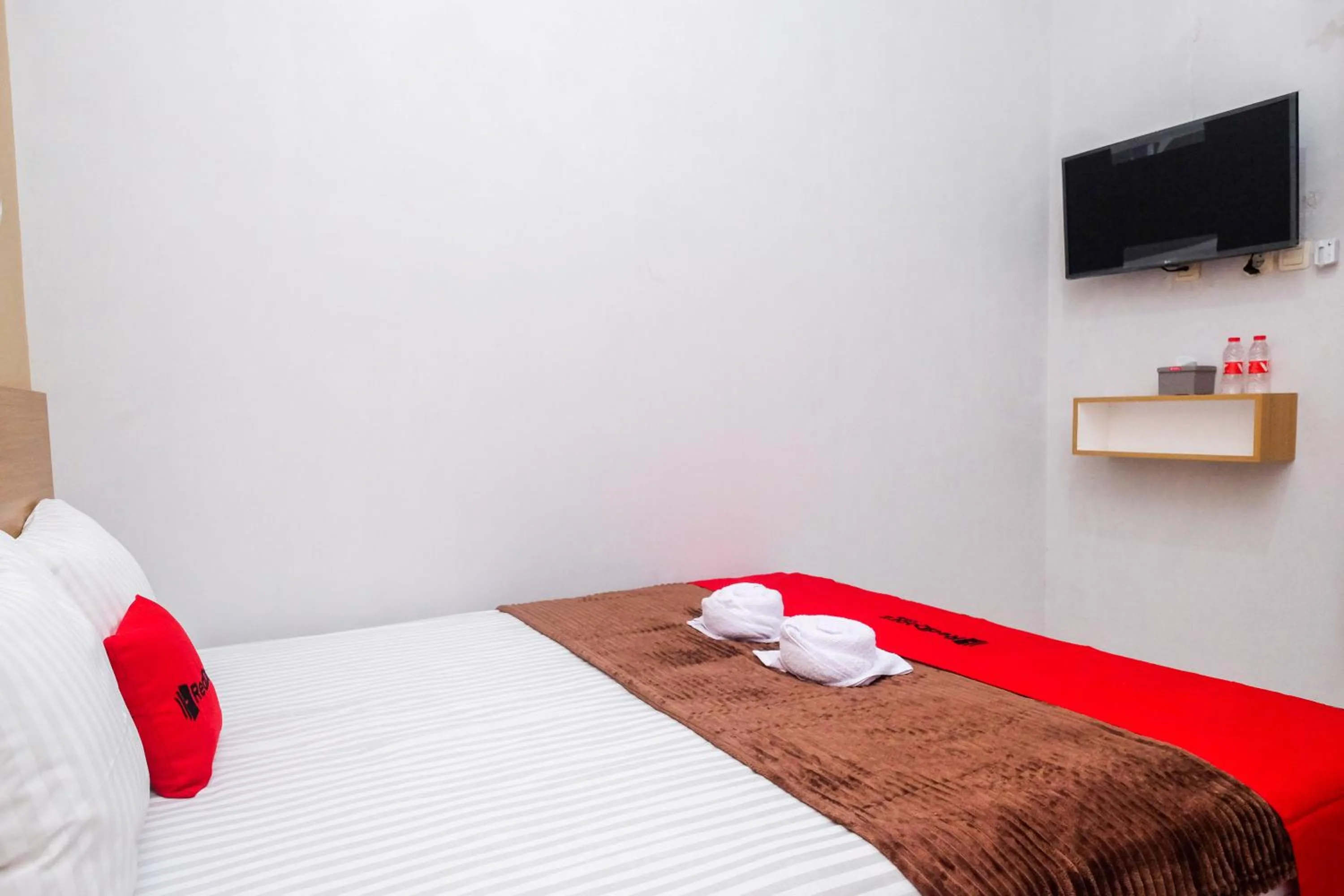 Bedroom, Bed in RedDoorz Syariah near Perempatan Kartasura
