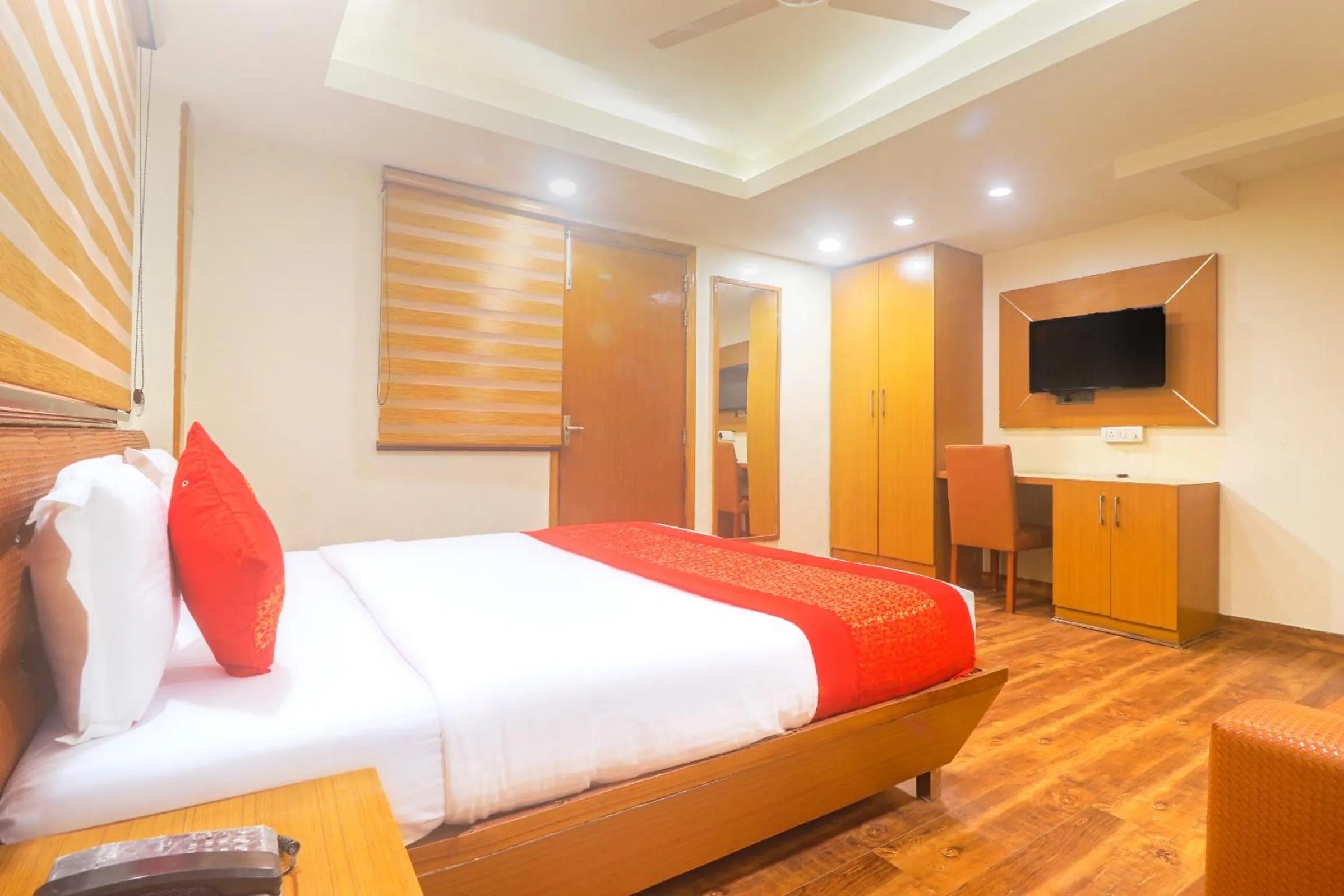 Photo of the whole room, Bed in Hotel Sizzling Starr