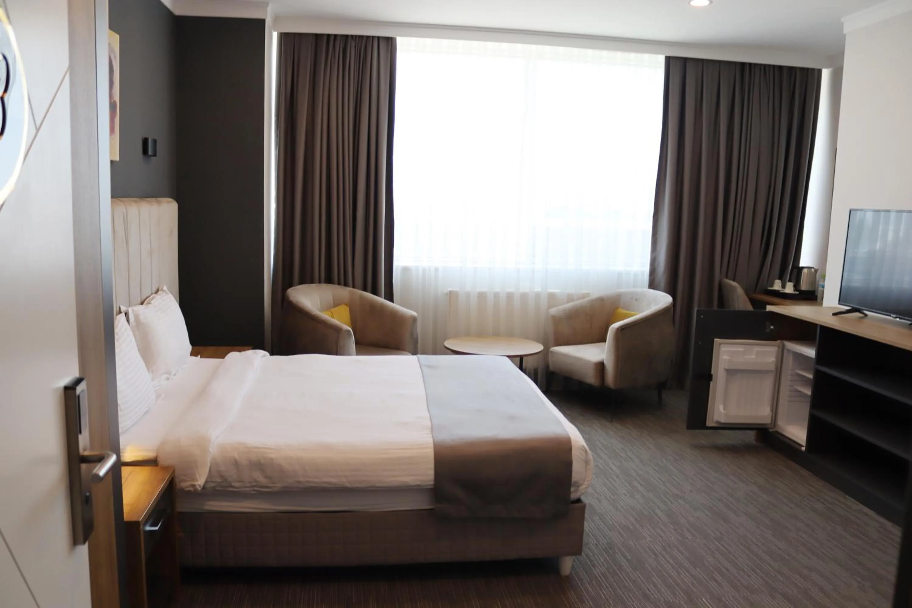 Dining area, Bed in HOME PLUS Hotel