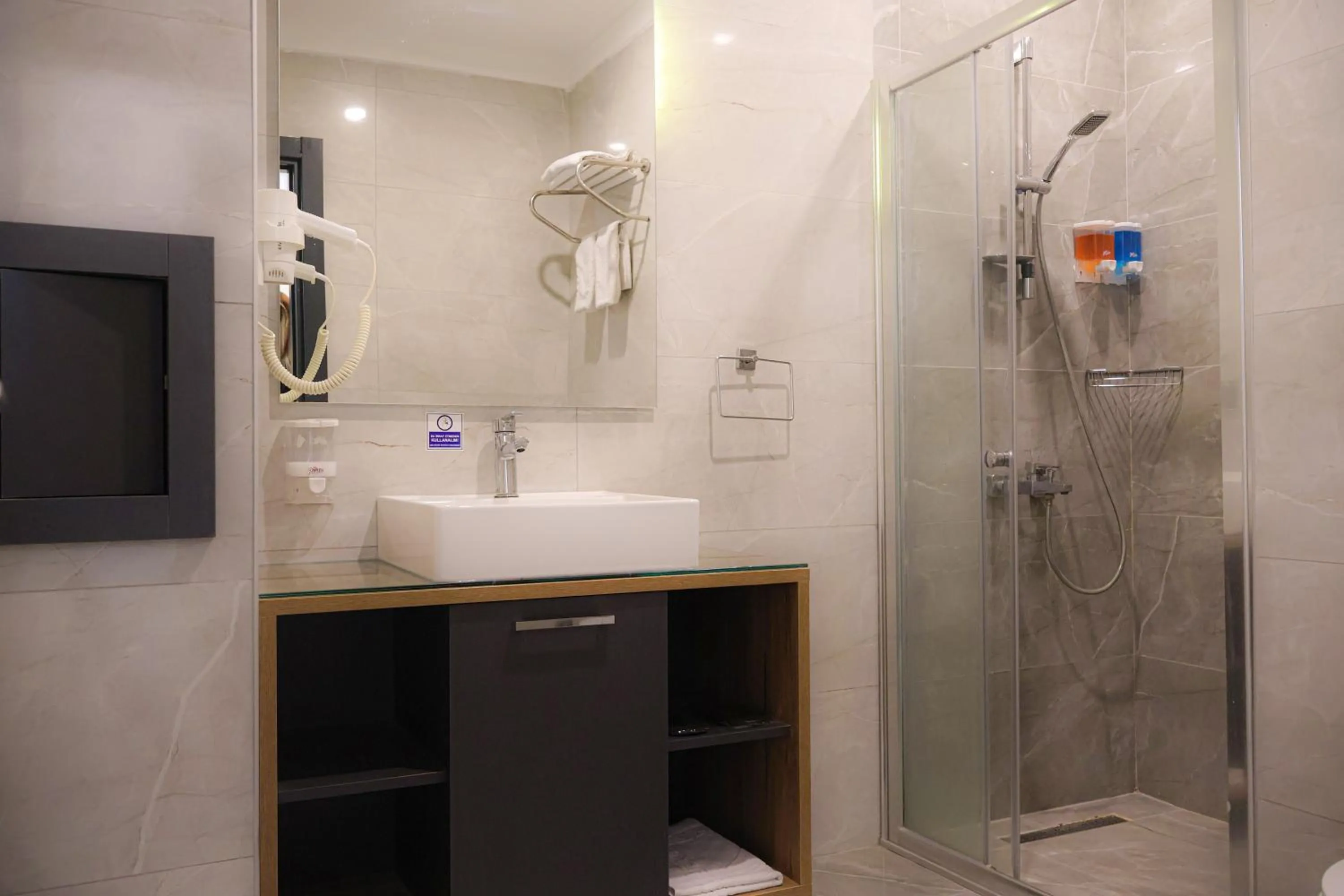 Toilet in HOME PLUS Hotel