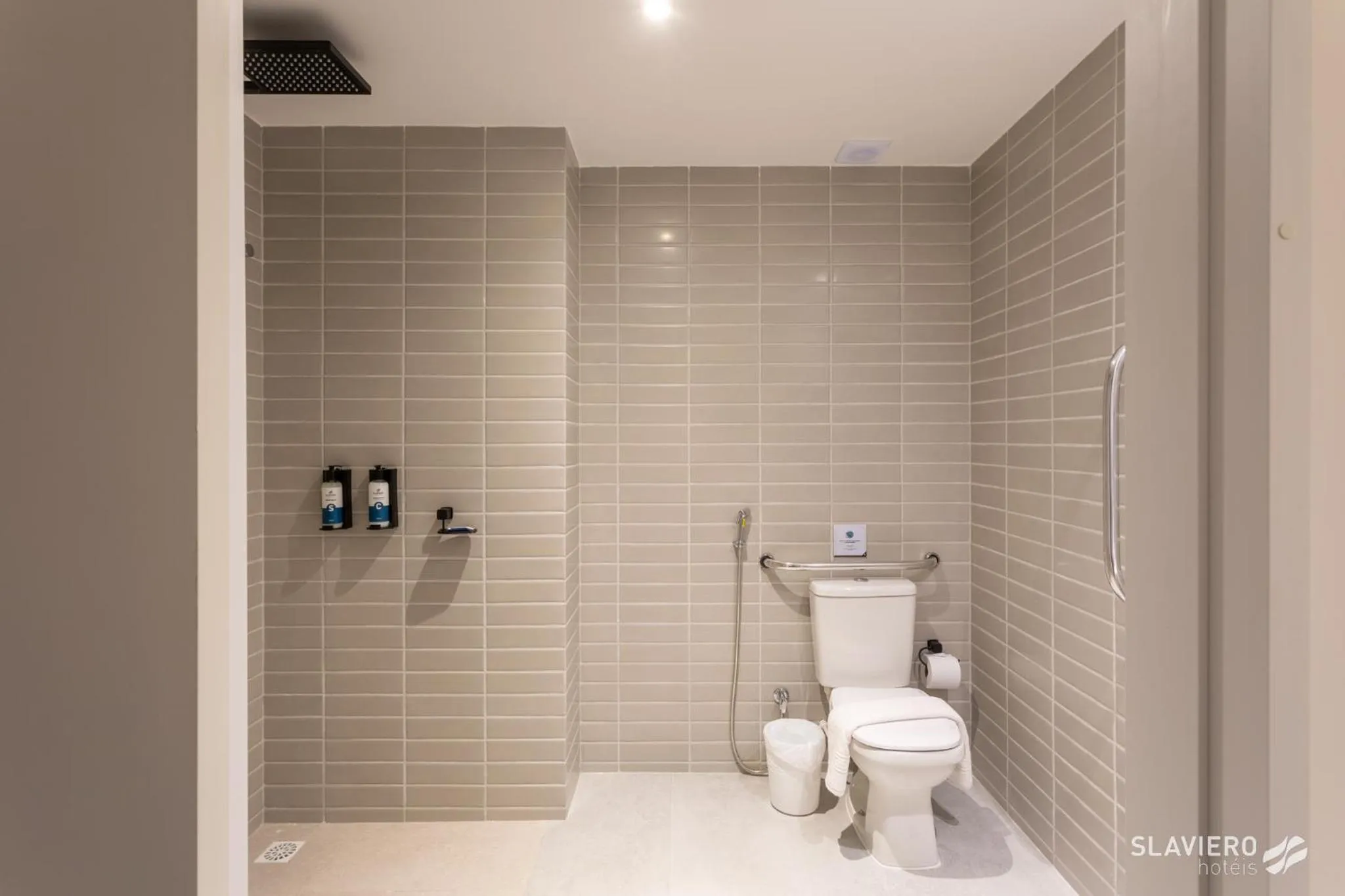 Shower in Slaviero João Pessoa