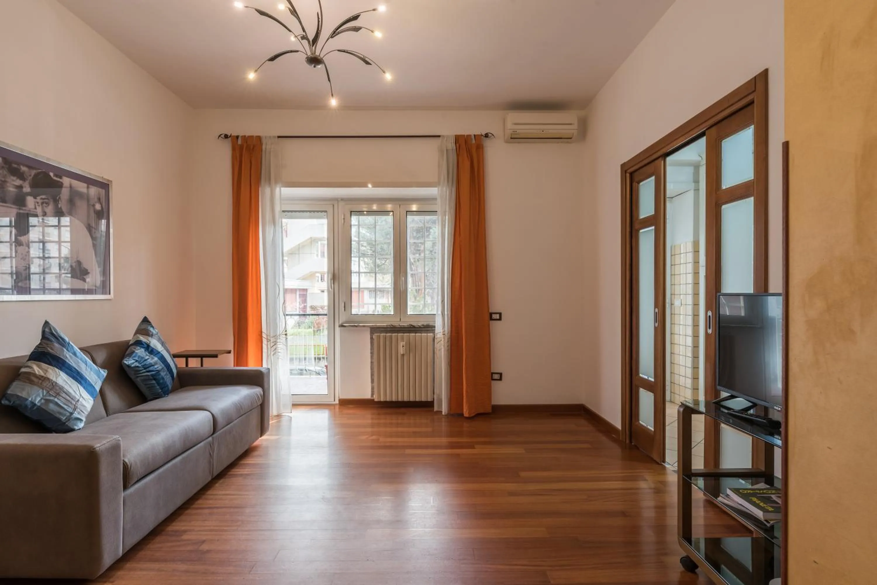 Bright Apt 2 Bedroom and balcony
