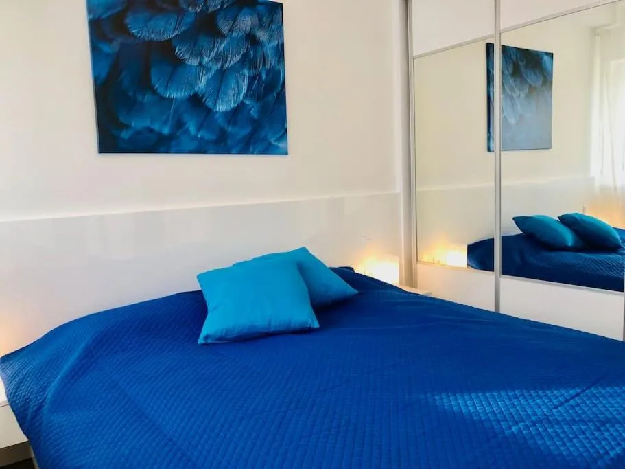 Admiral Lakeside Luxury Apartment
