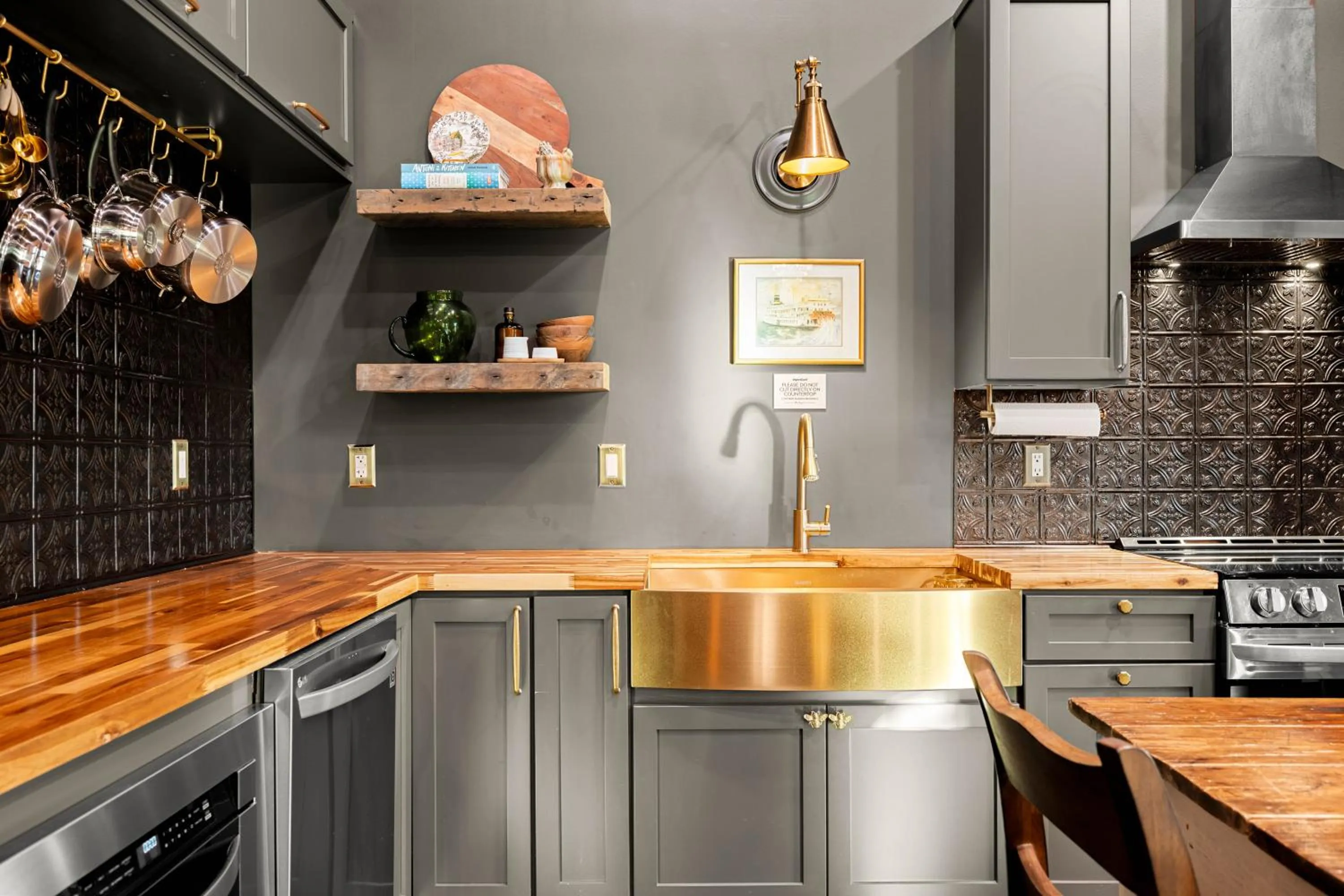 Kitchen or kitchenette in The Chandler Hotel