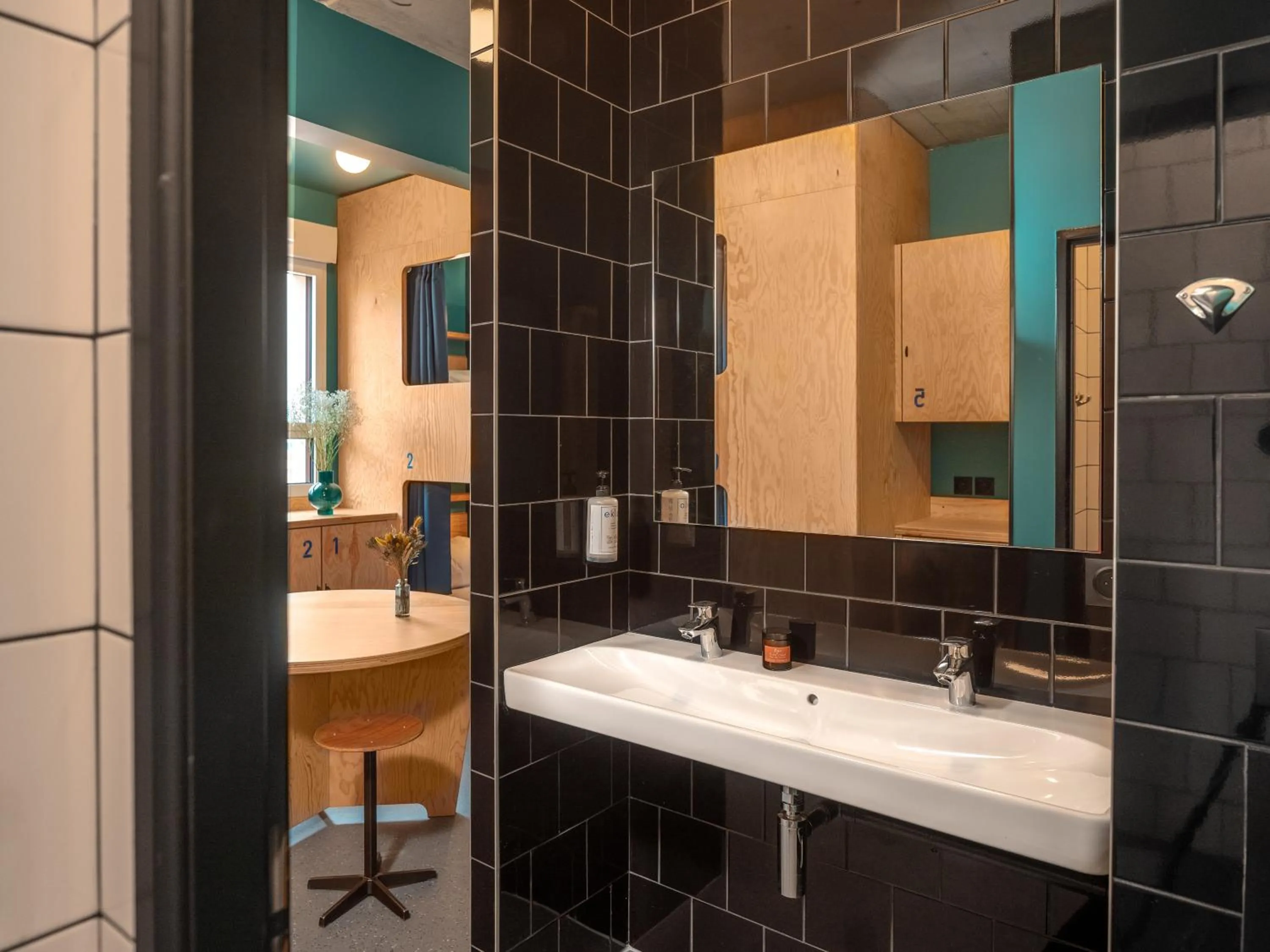 Shower in Eklo Hotels Montpellier Centre Gare Saint-Roch