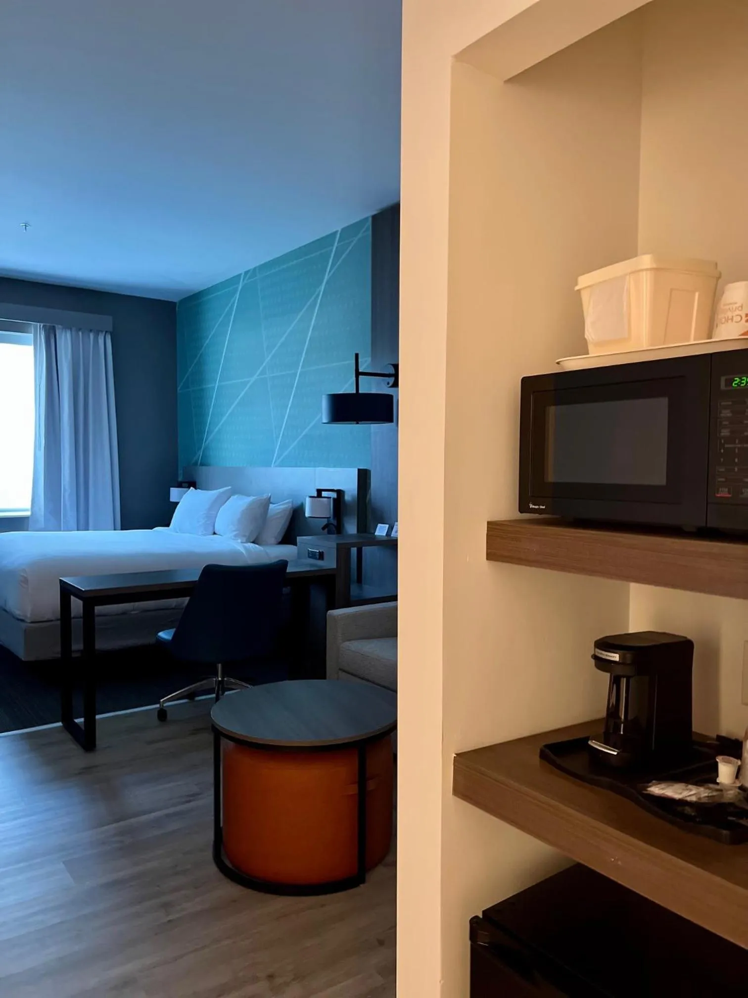 microwave, Bed in Comfort Suites St Augustine Historic District Area