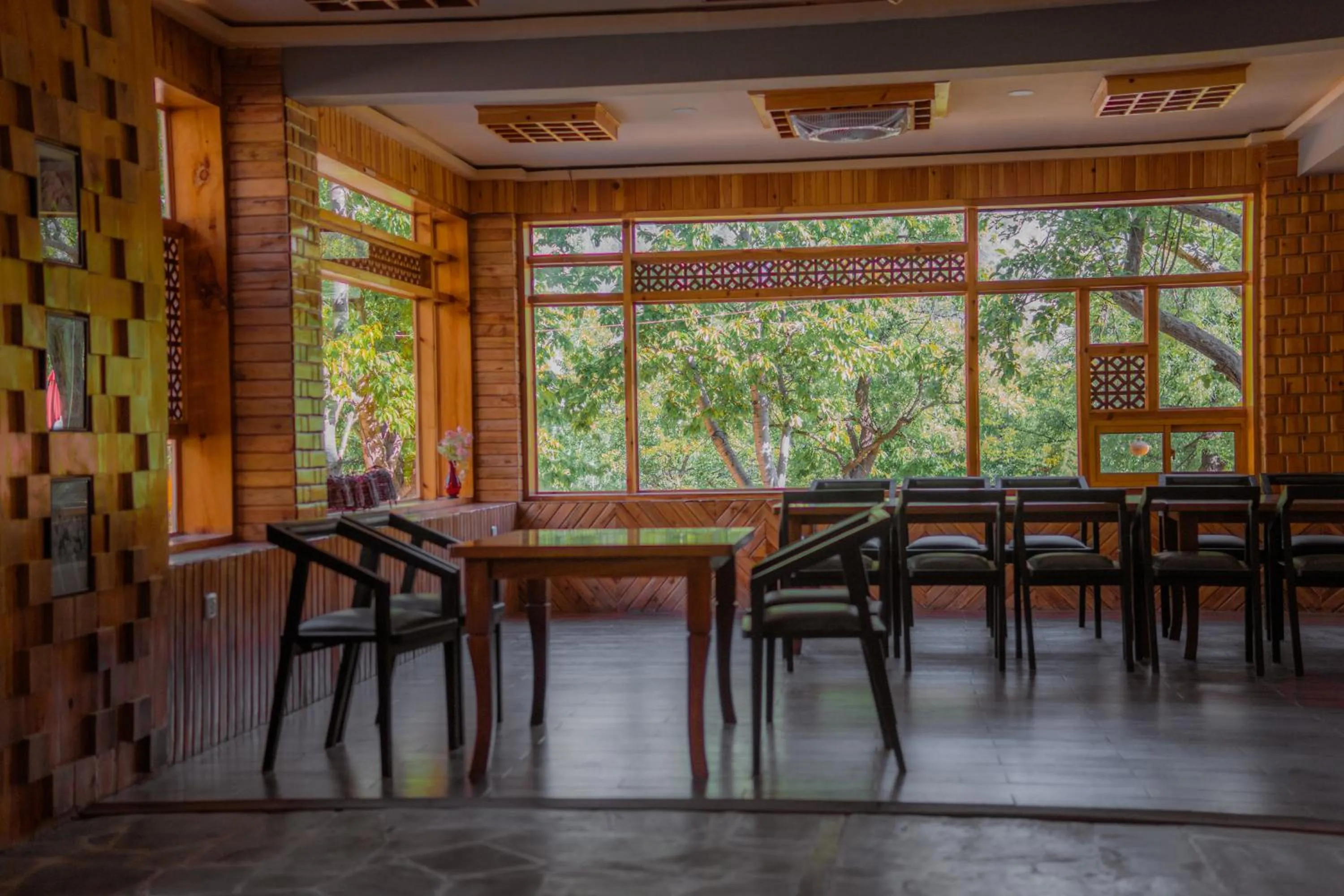 Restaurant/places to eat in Dumani Nagar Hotel & Resort