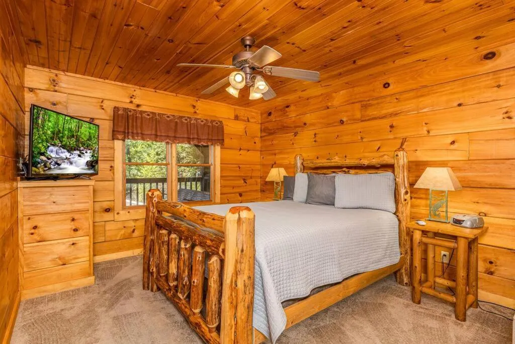 Bed in Dog Friendly Secluded Cabin Whot-tub & Sleeps 12