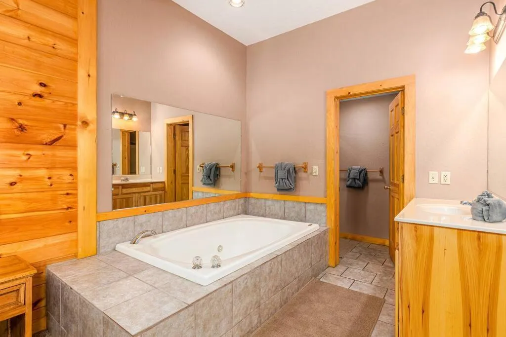 Dog Friendly Secluded Cabin Whot-tub & Sleeps 12