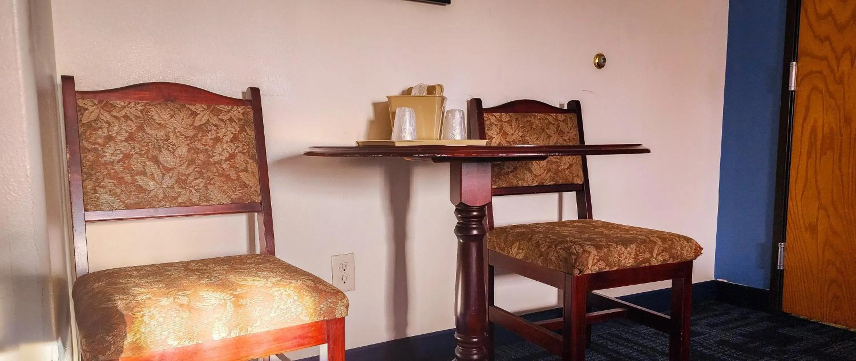 Seating area in Helena Inn - Airport