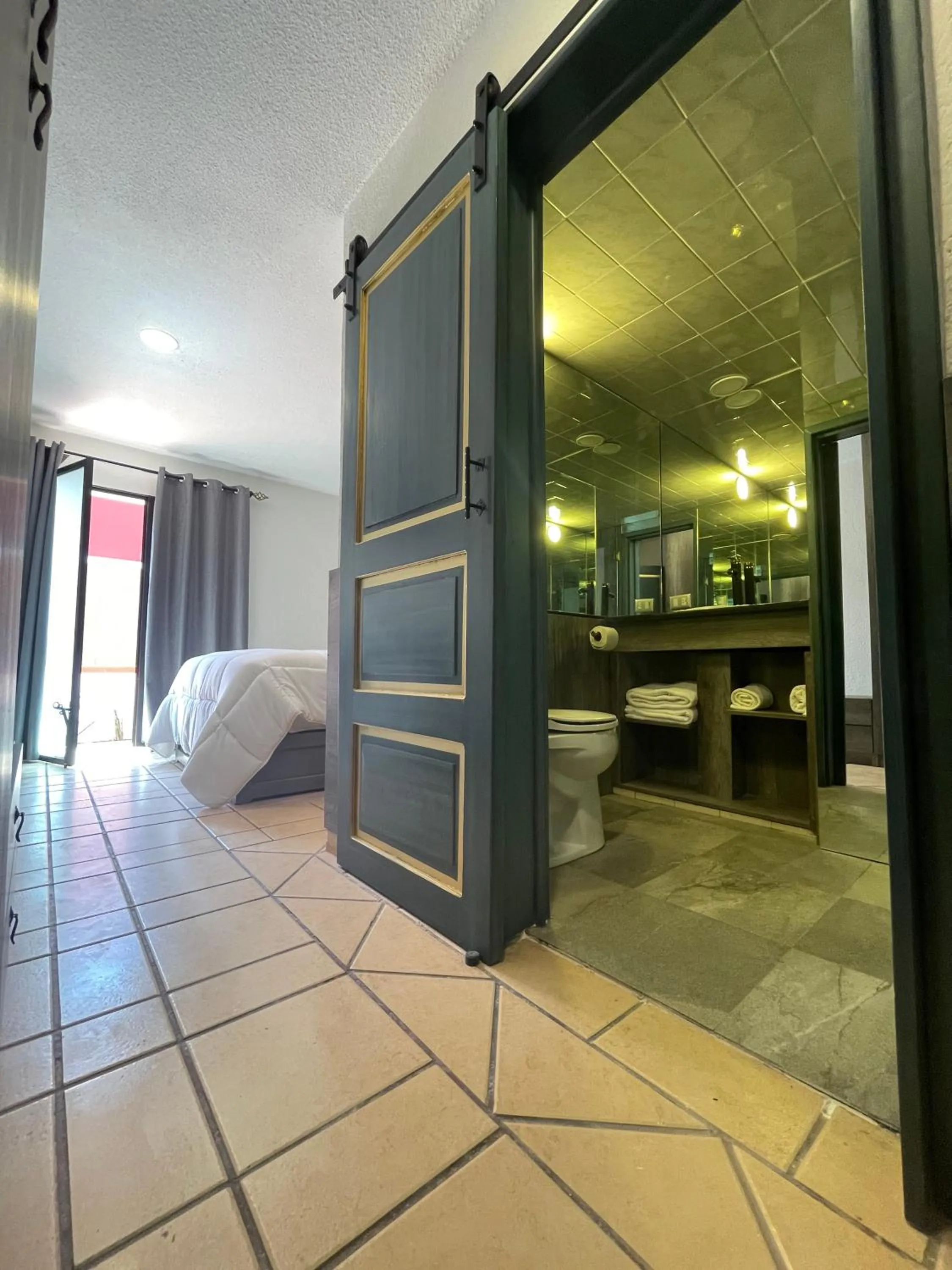 Bathroom, Bed in Hotel Casa Real Cholula