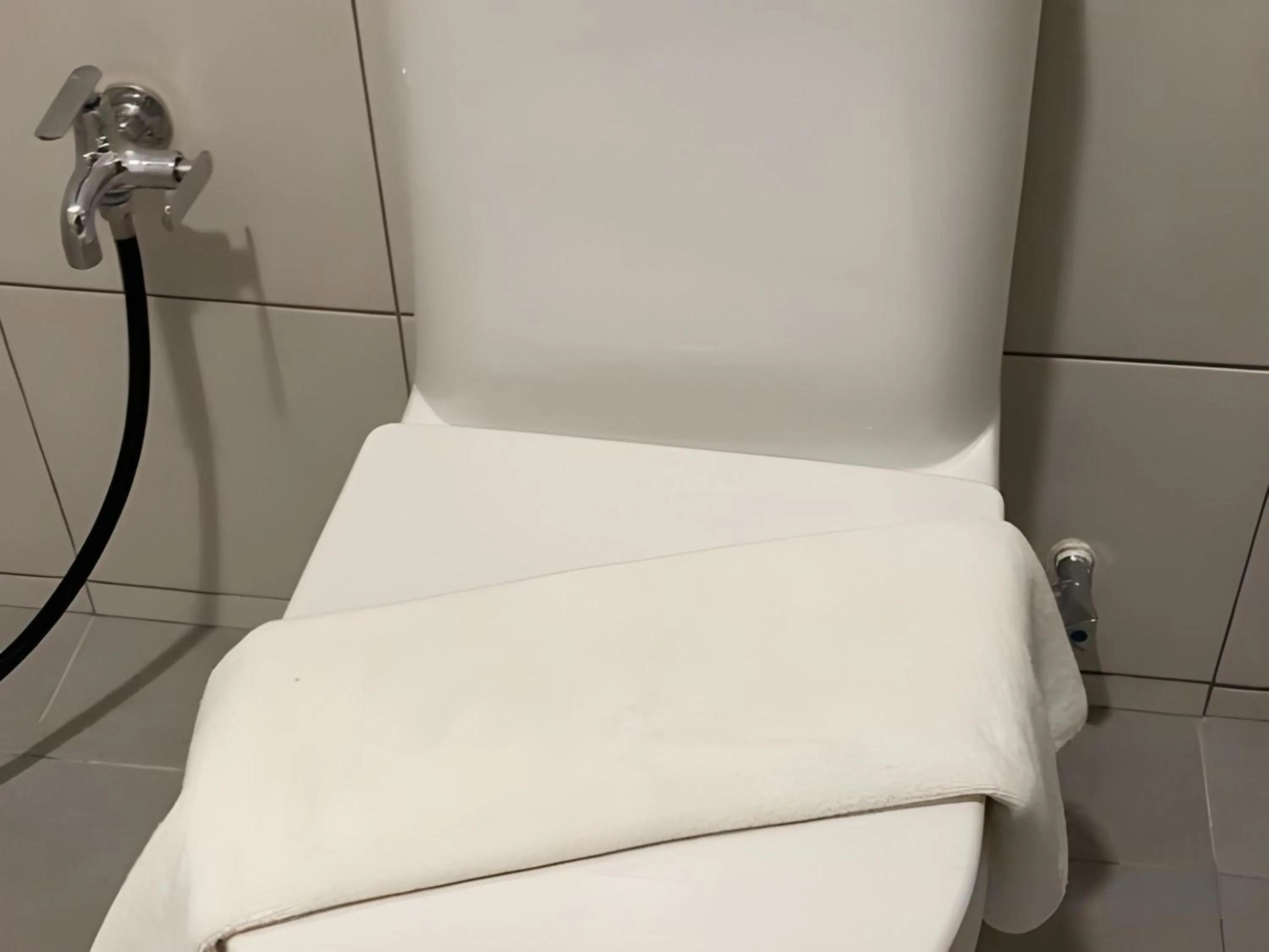 Bathroom in Capital O 90756 Cara Hulu Hotel