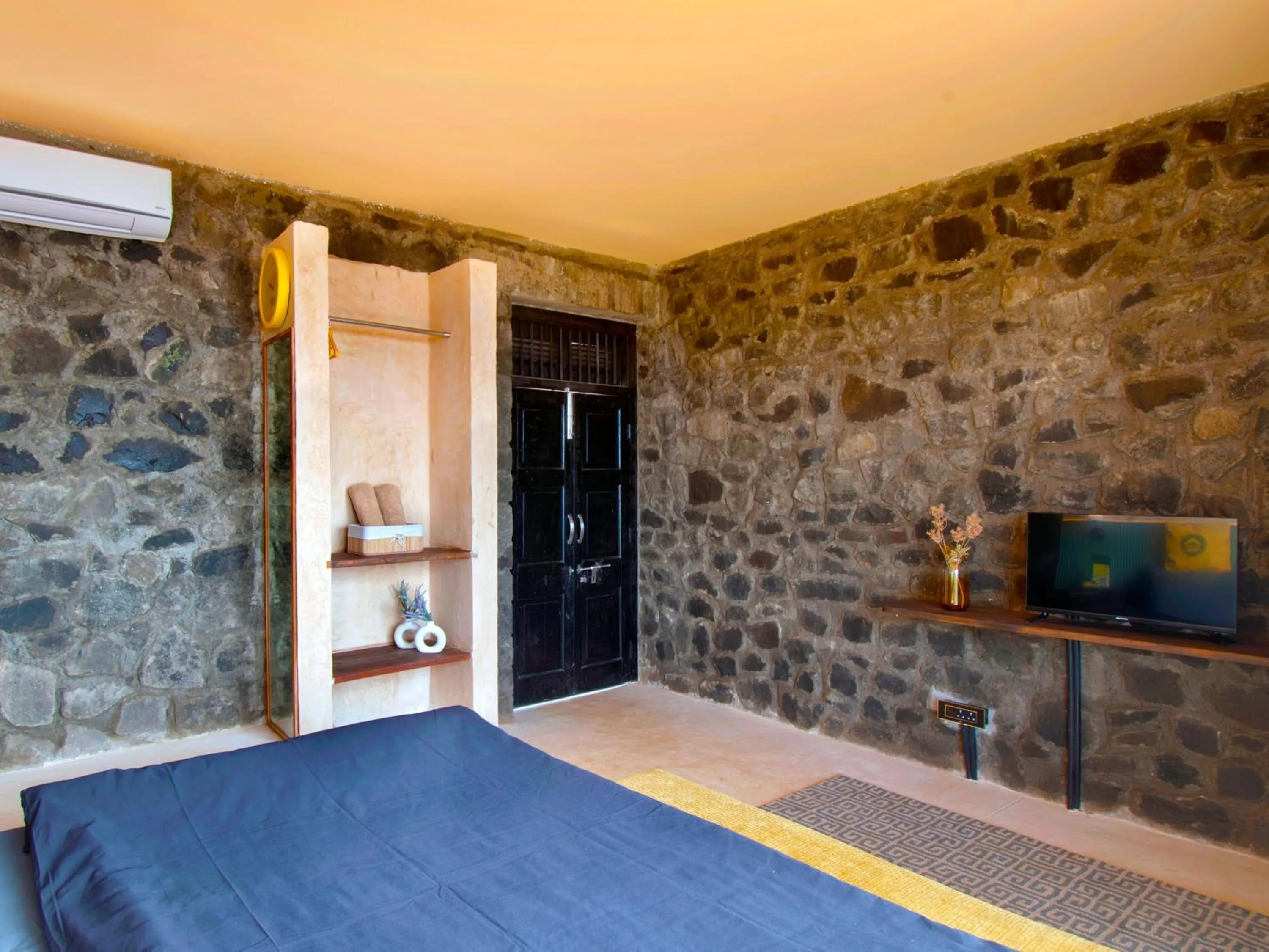 Bed in The Hosteller Bhandardara