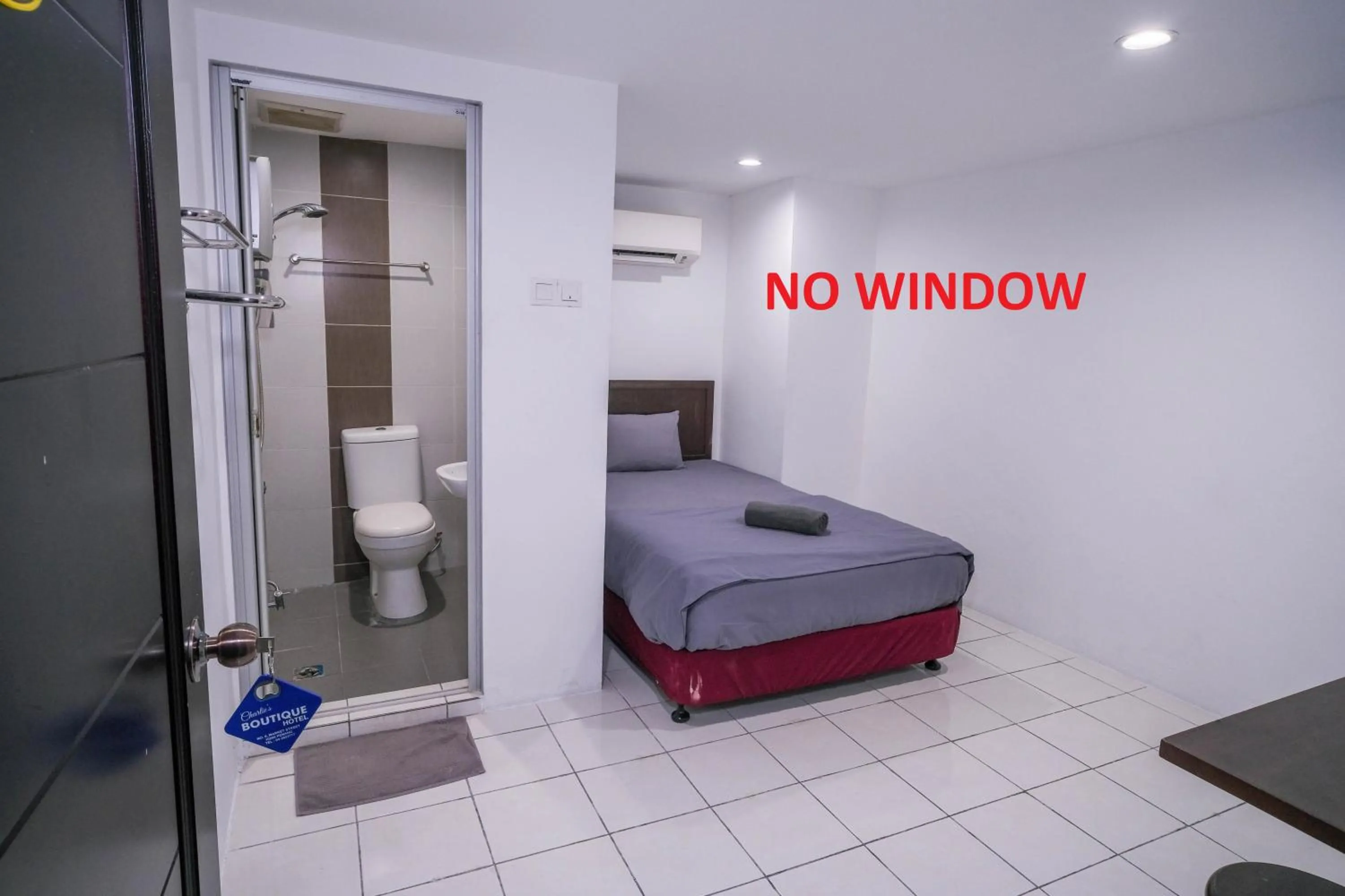 Shower, Bed in Heritage Inn