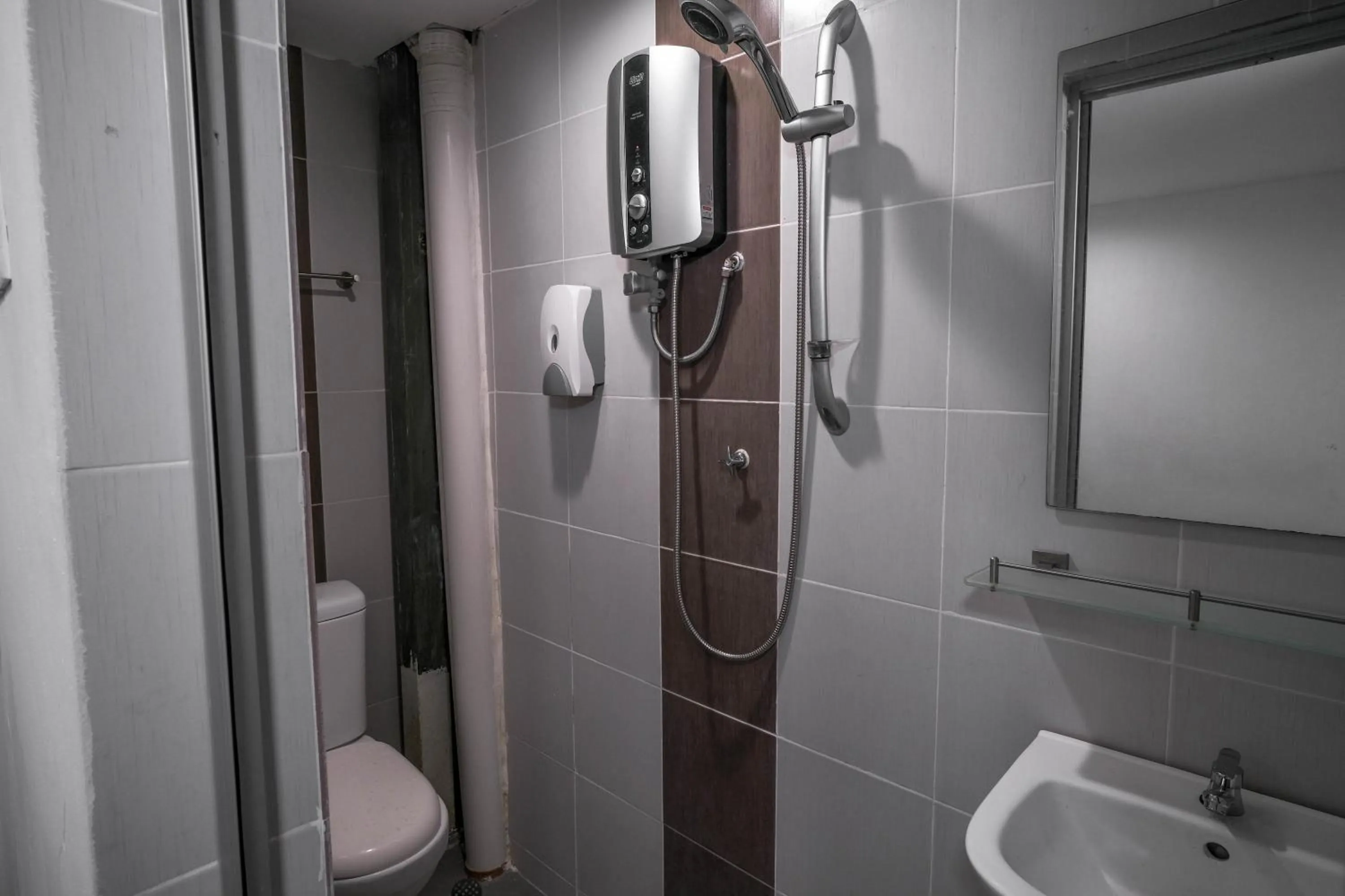 Shower in Heritage Inn