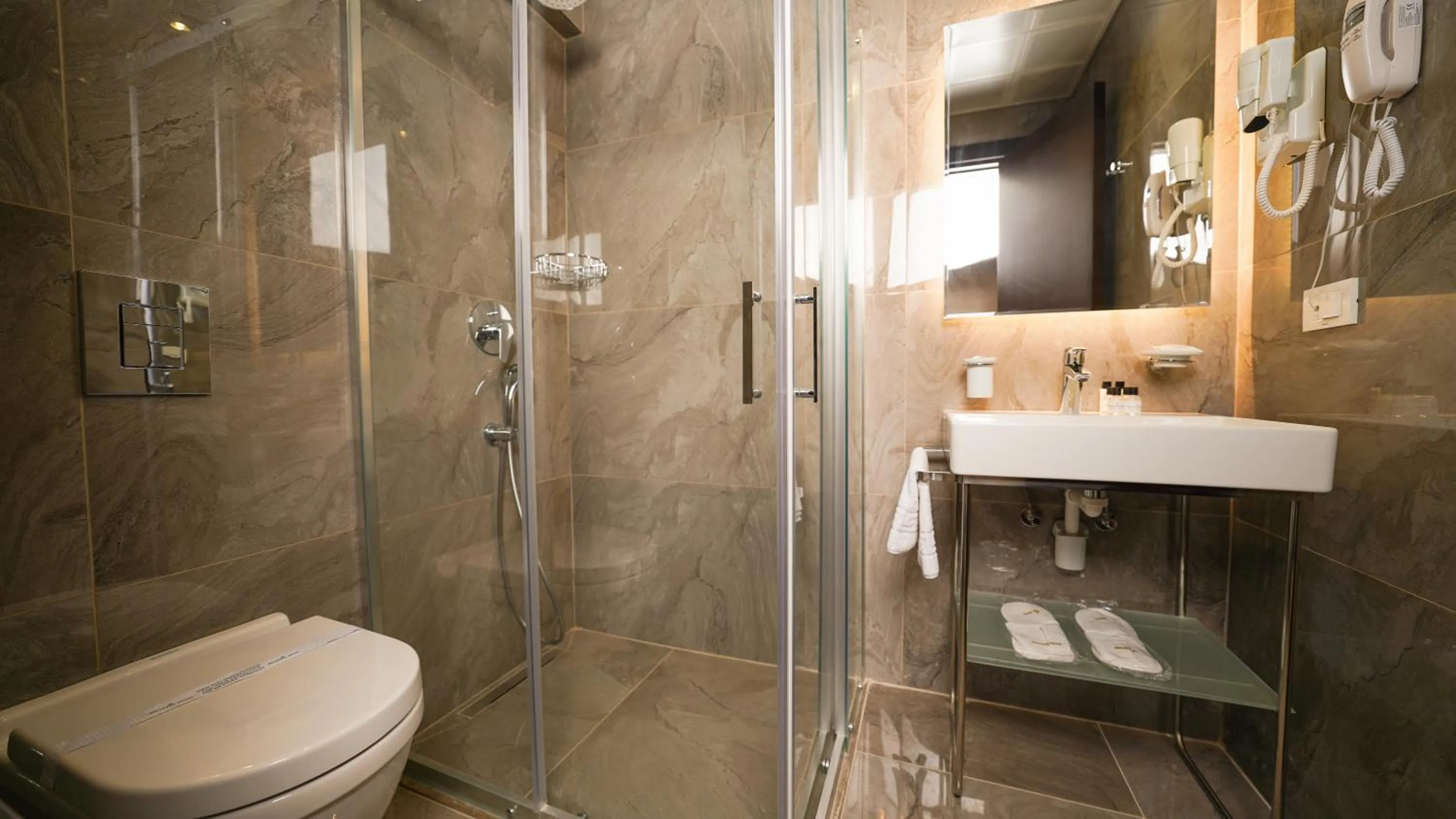 Toilet in Bellezza Hotel