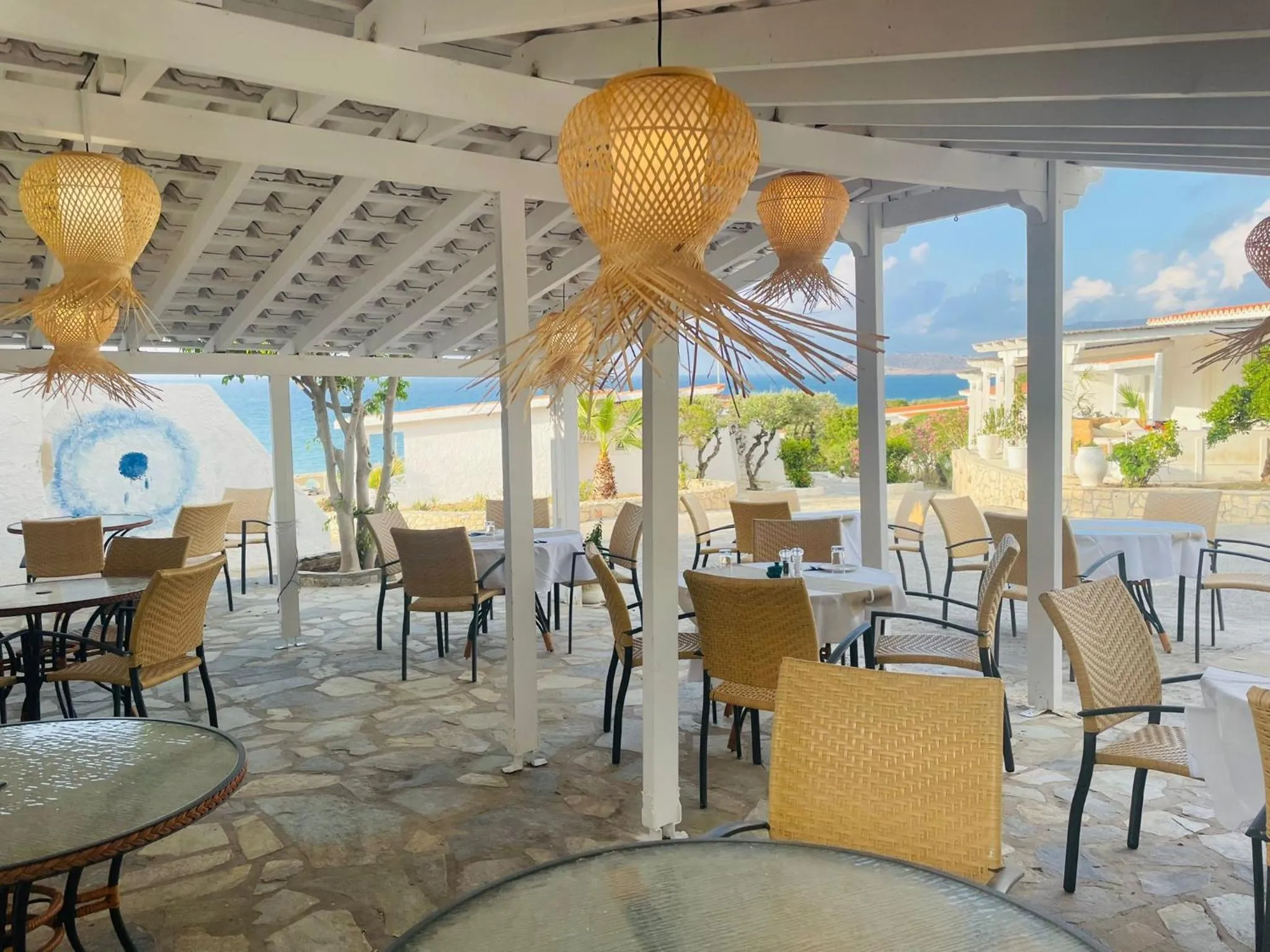 Restaurant/places to eat in Lassion Hotel