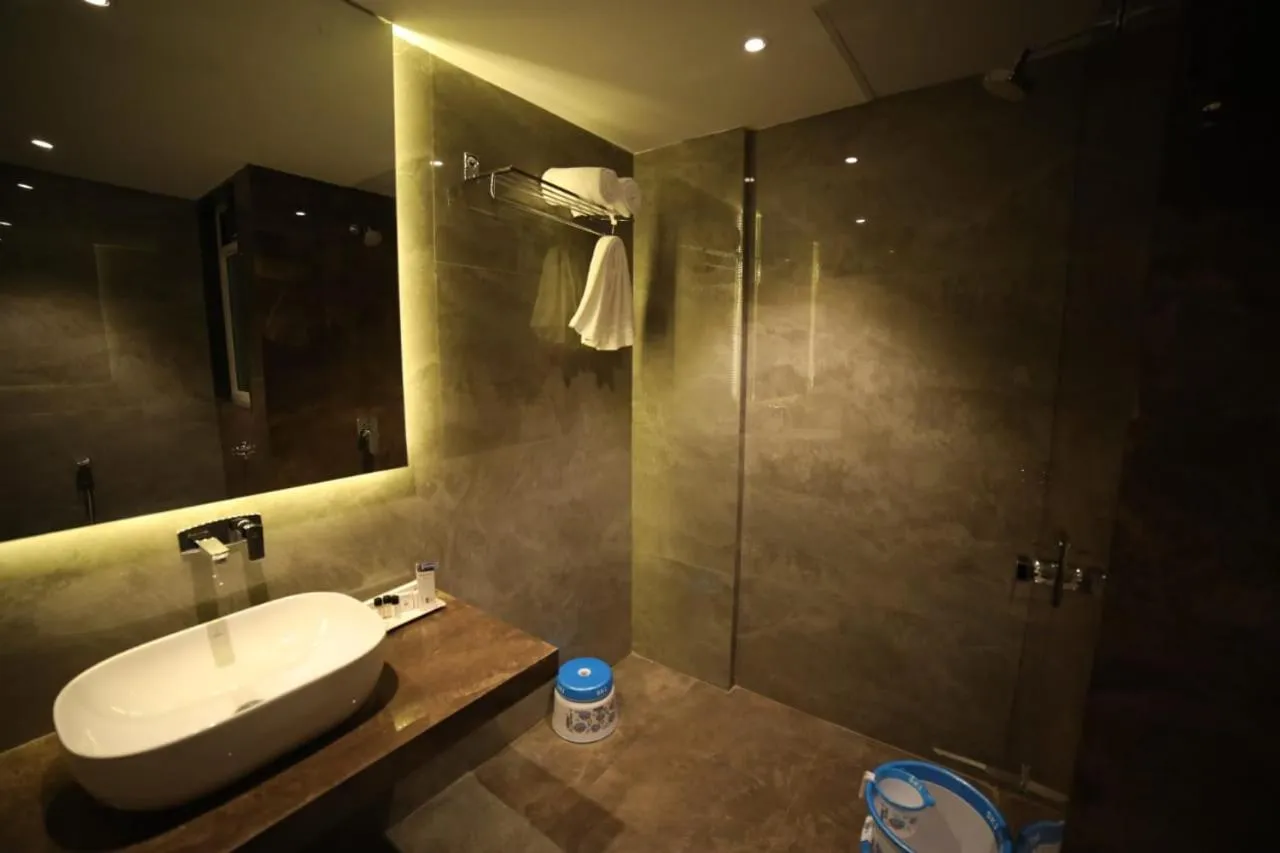 Bathroom in Hotel Midland, Nanded