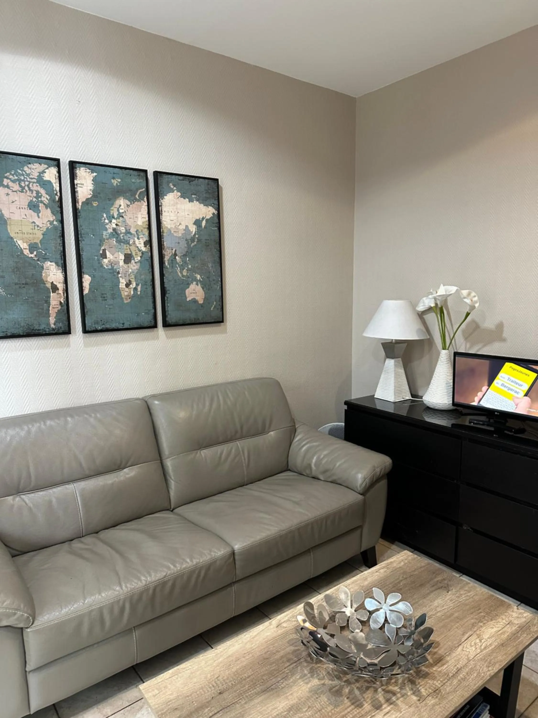 Communal lounge/ TV room in Hotel Bristol Nord Paris