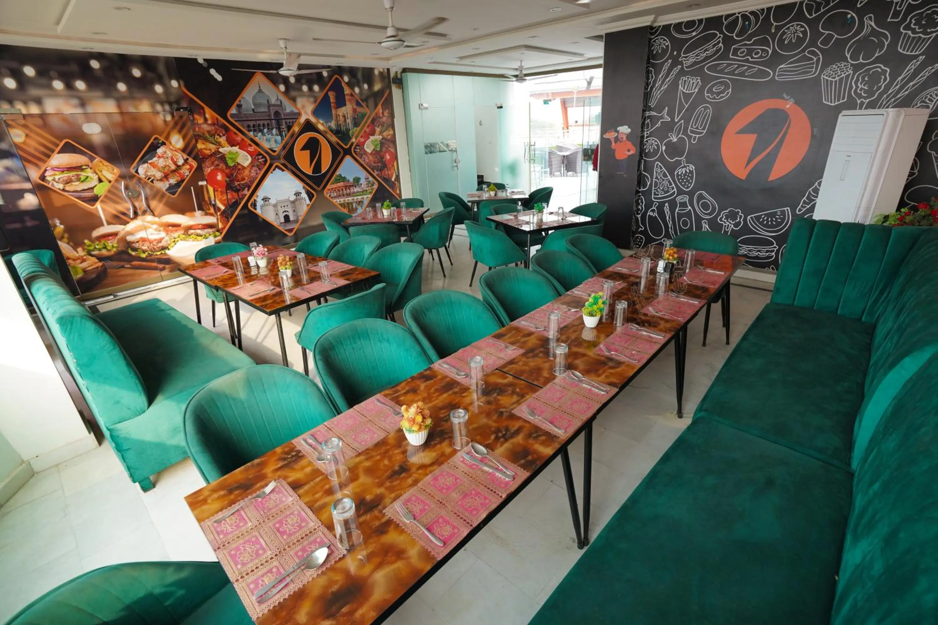 Restaurant/places to eat in Hotel Orange One