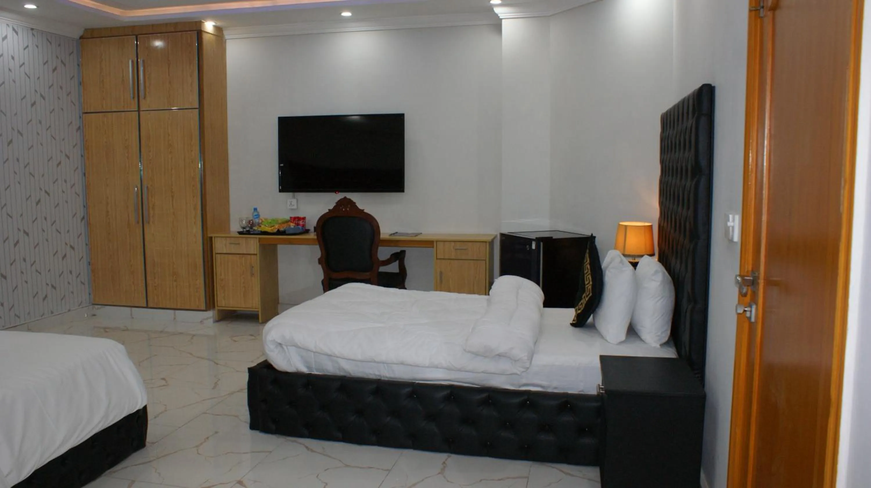 Living room, Bed in Hotel Orange One