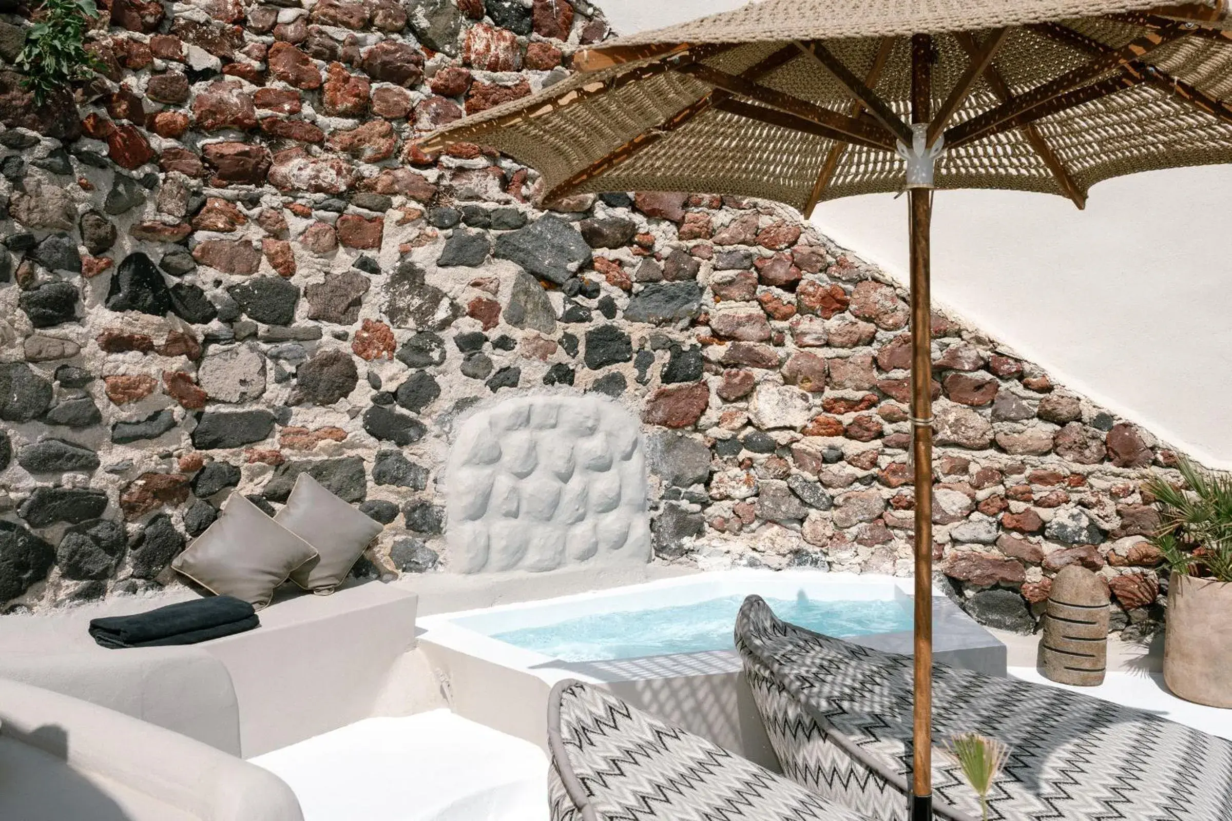 Honeymoon villa with outdoor hot tub and sea view in Nano Oia Canaves Honeymoon villa with outdoor hot tub and sea view in Nano Oia Canaves