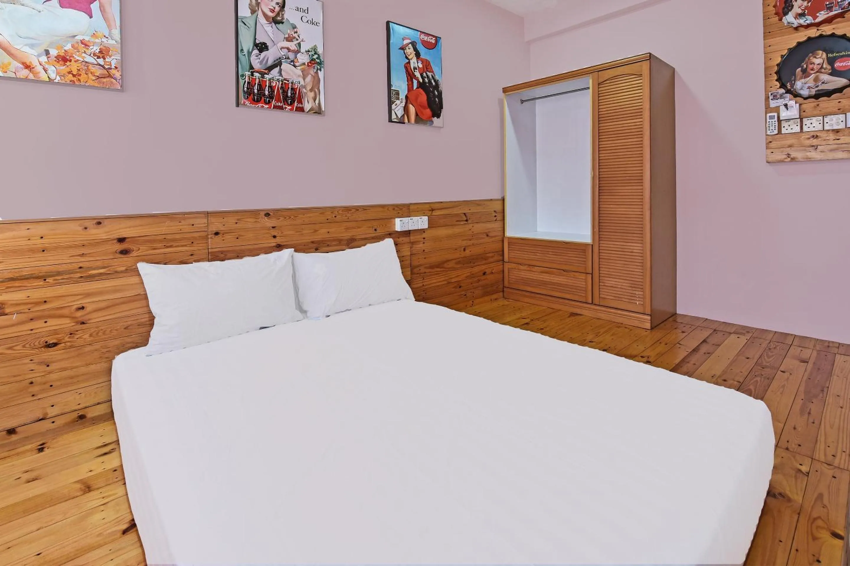 Bedroom, Bed in Hotel O Coke Guest House