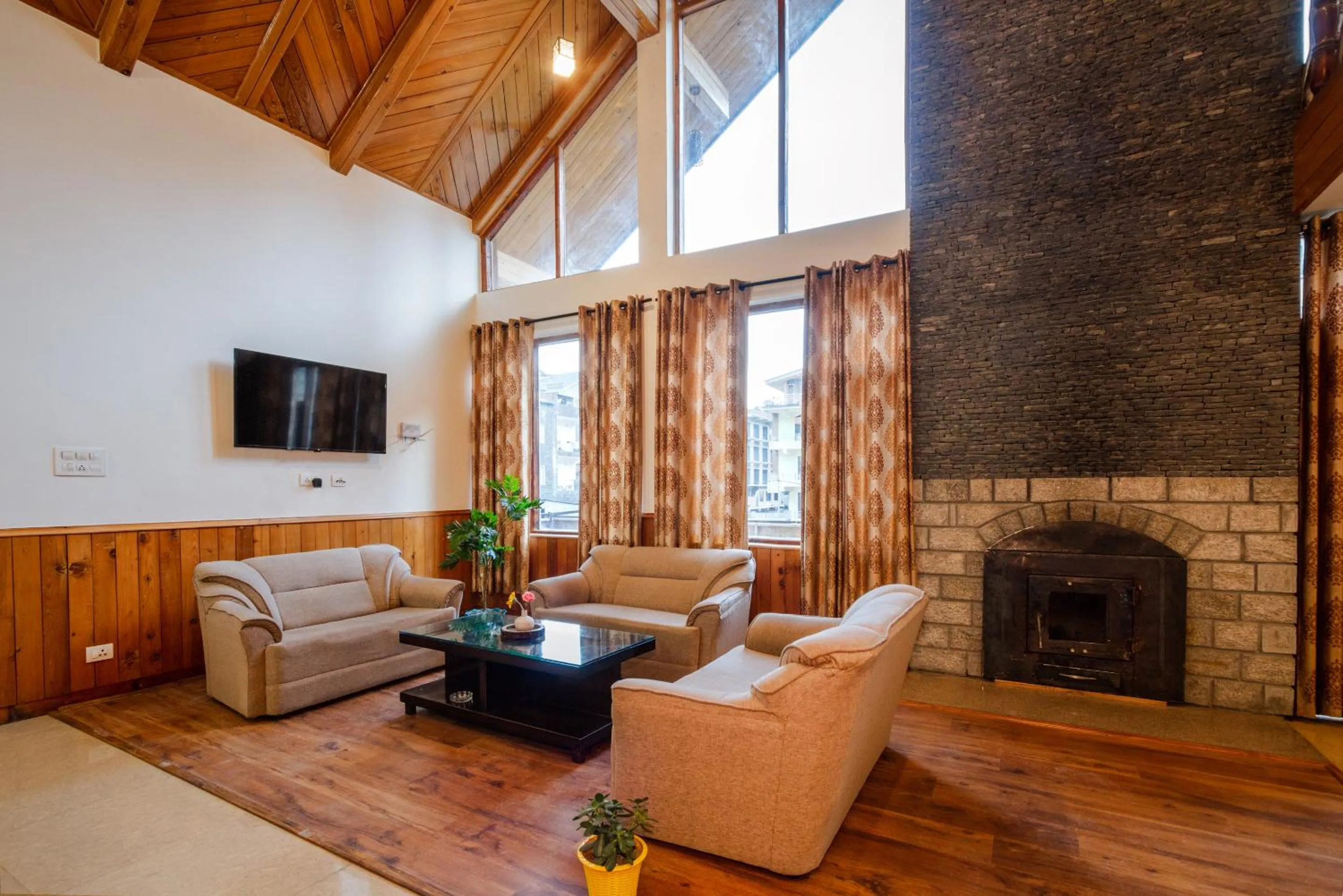 Communal lounge/ TV room in Tripli Hotels Conifer Wood Cottage