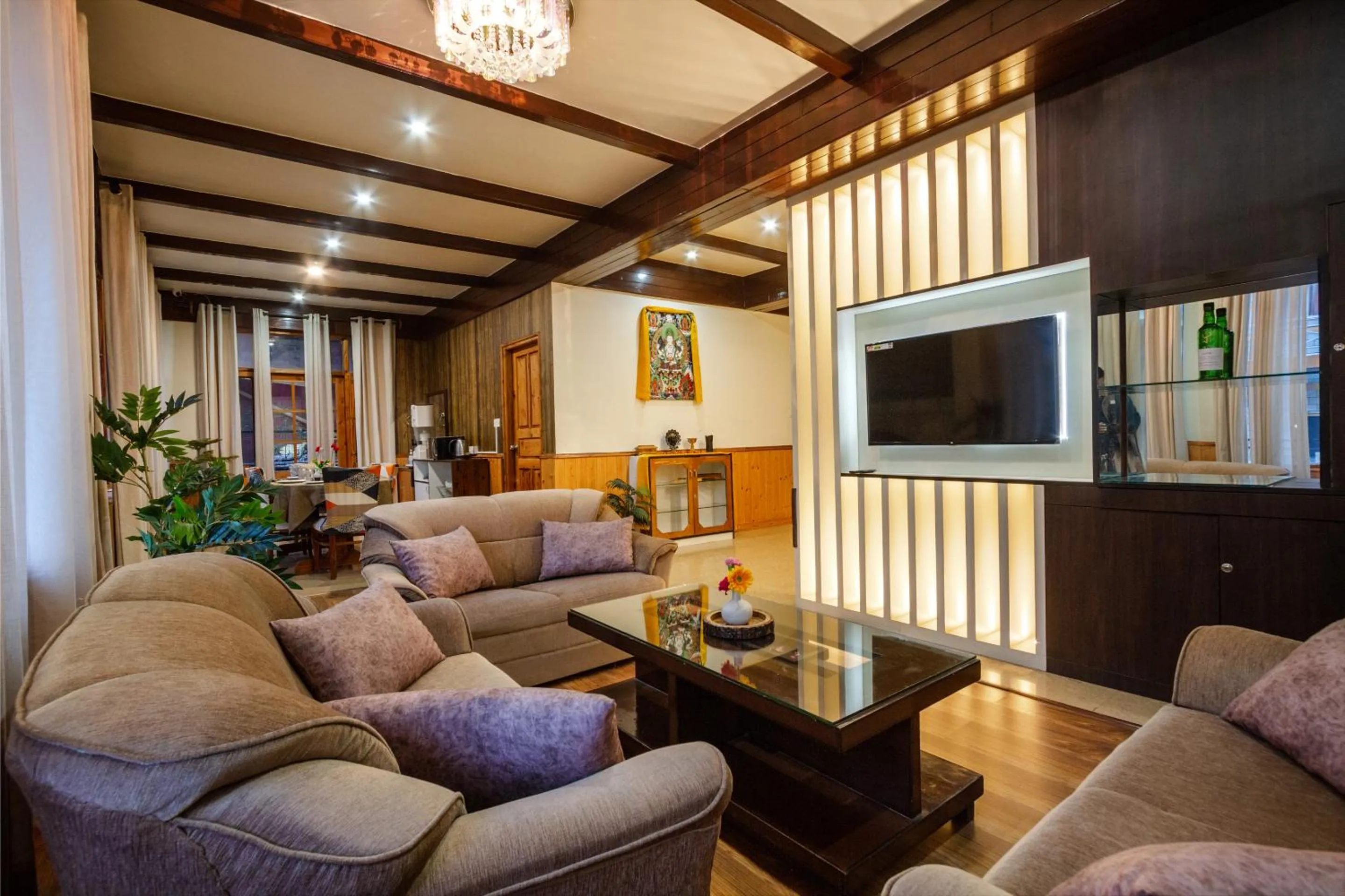 Communal lounge/ TV room in Tripli Hotels Conifer Wood Cottage