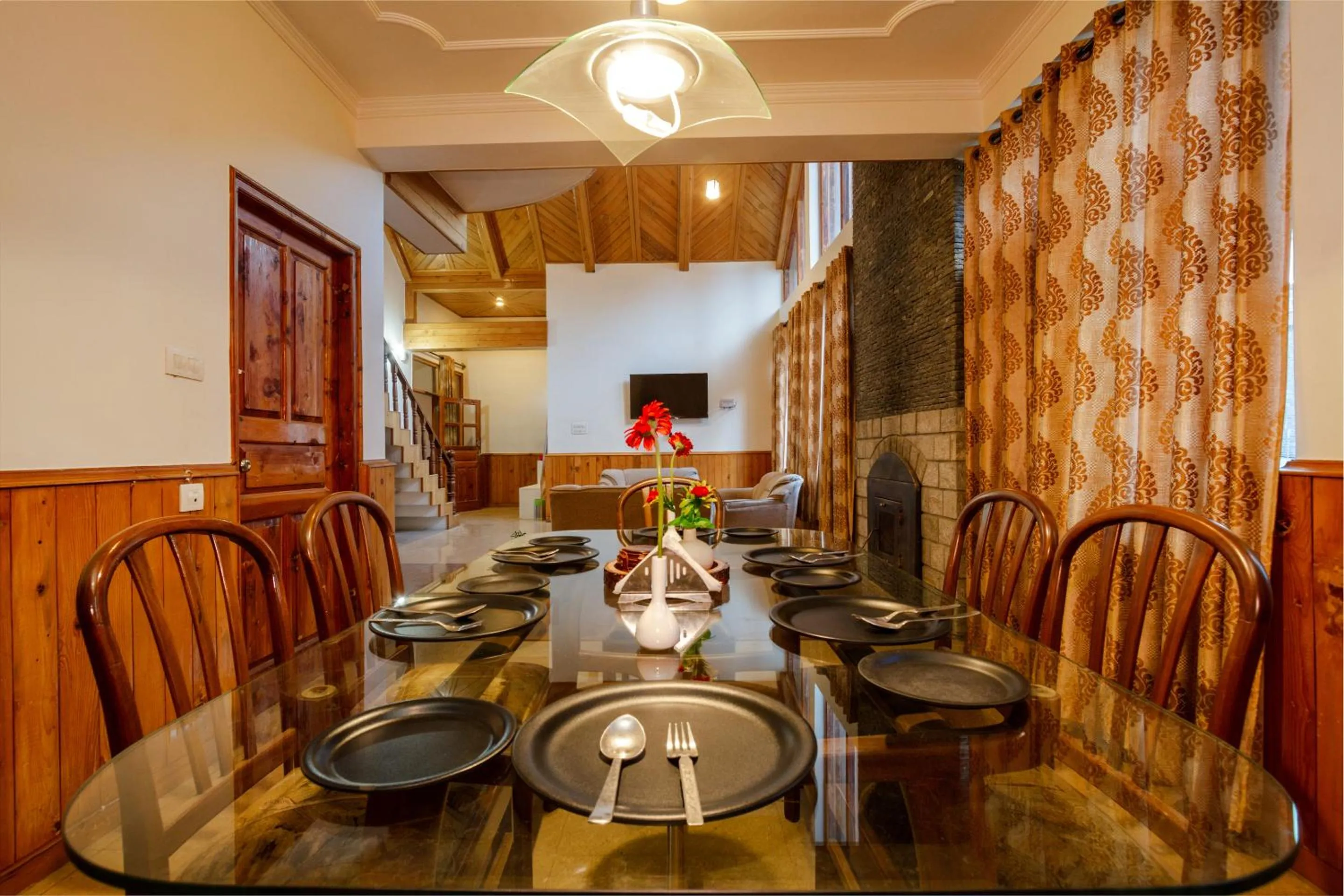 Dining area in Tripli Hotels Conifer Wood Cottage